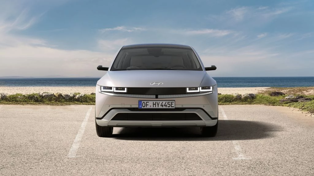 Der Hyundai Ioniq 5 punktet mit futuristischem Design, viel Komfort und besonders schnellen Ladezeiten auf langen Strecken. (© Hyundai Motor Company)