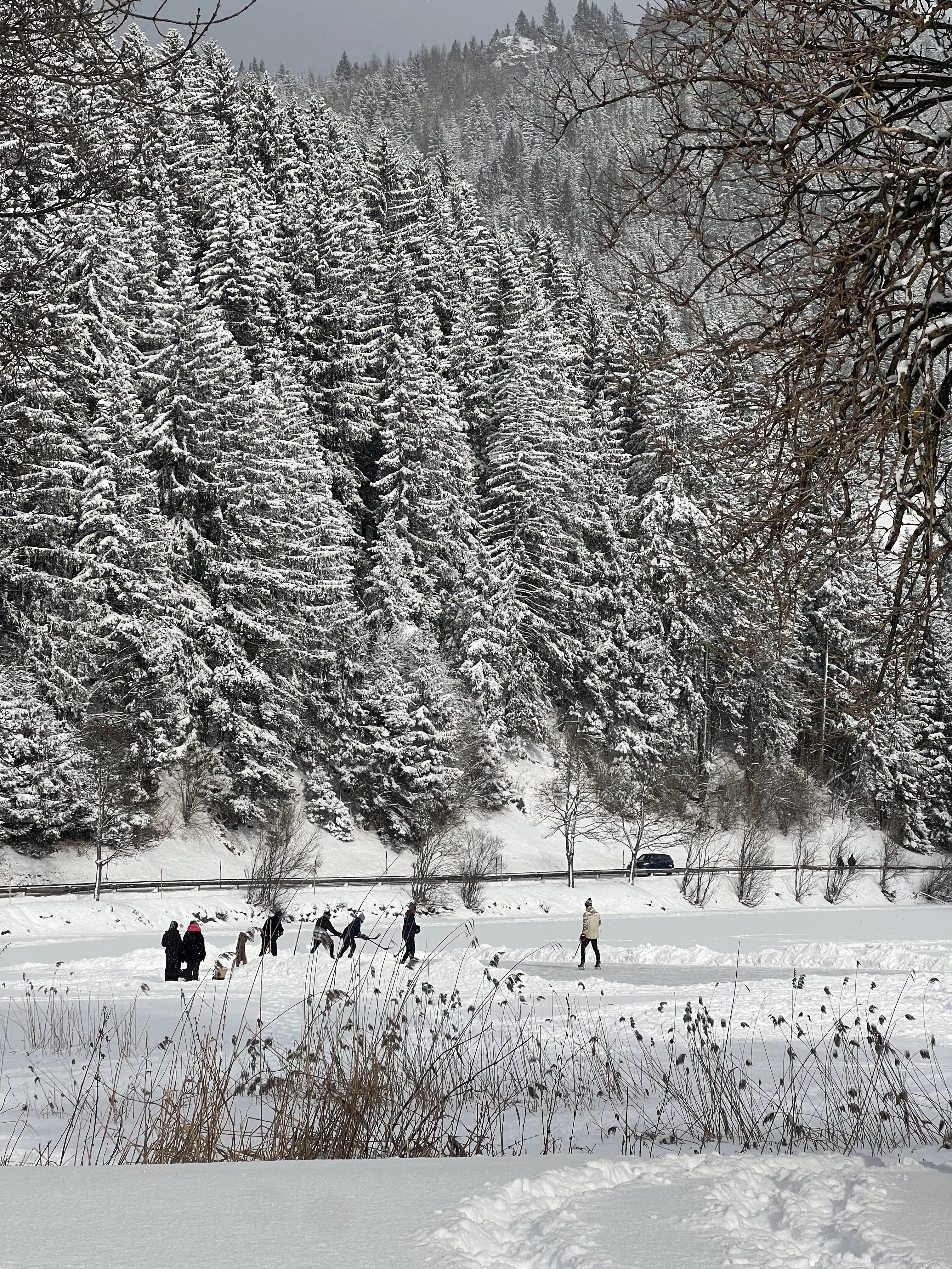 Schnee verändert nicht nur Landschaften, sondern auch unseren Blick auf den Alltag. So finden sich manche beim Eishockey-Spielen wieder, wie hier auf dem Haldensee im Tannheimertal. ©FRINTON Magazin 2026