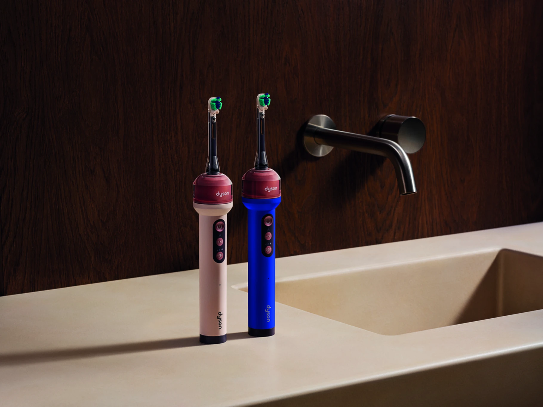 Modernes Design, komplexe Technik: Die CameraJet ist in Ultra Blue und Ceramic Pink erhältlich und kostet 479 Euro. (Foto: Dyson)