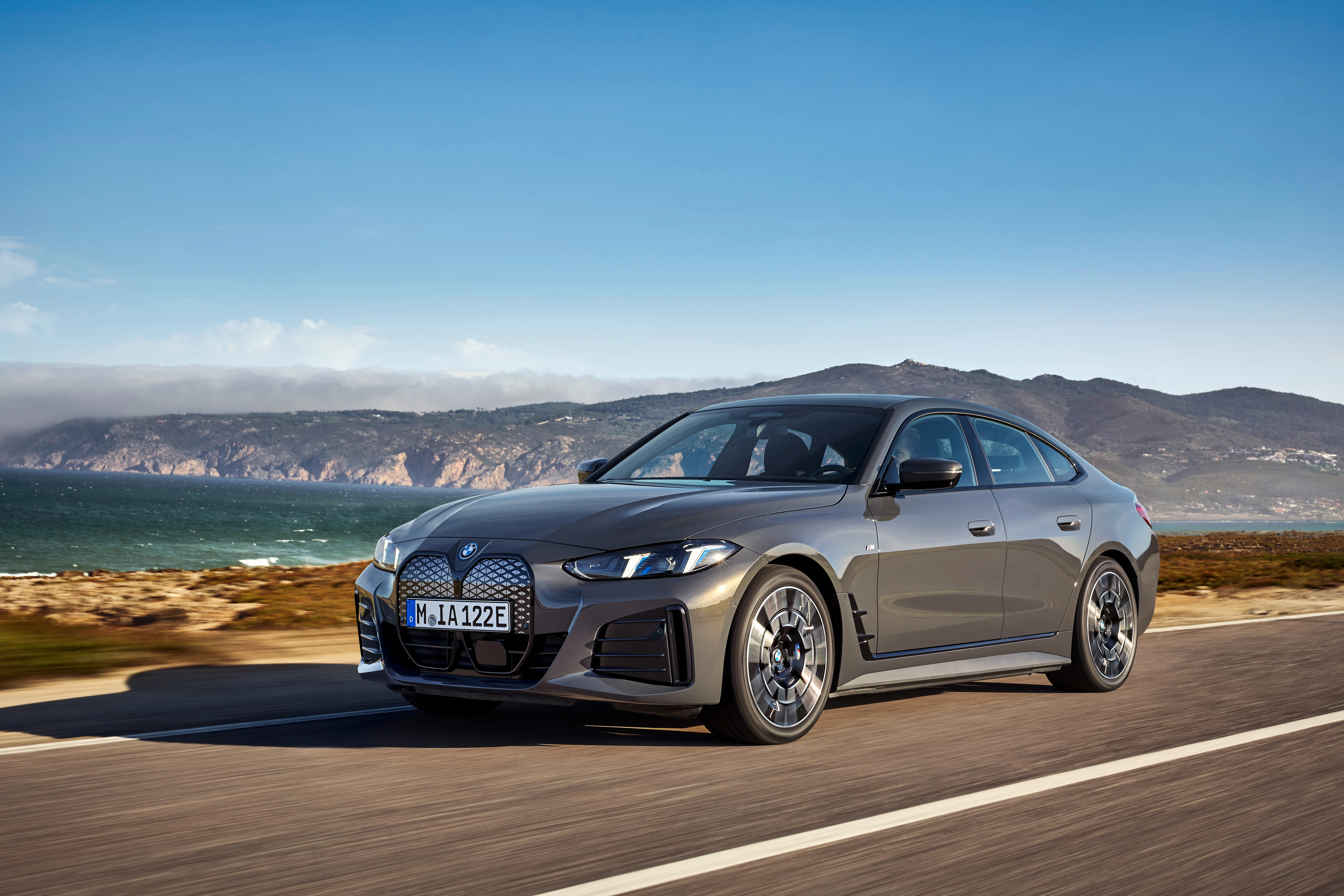 Der BMW i4 verbindet elektrische Effizienz mit dem Fahrgefühl einer klassischen Premium-Limousine. (© BMW AG)