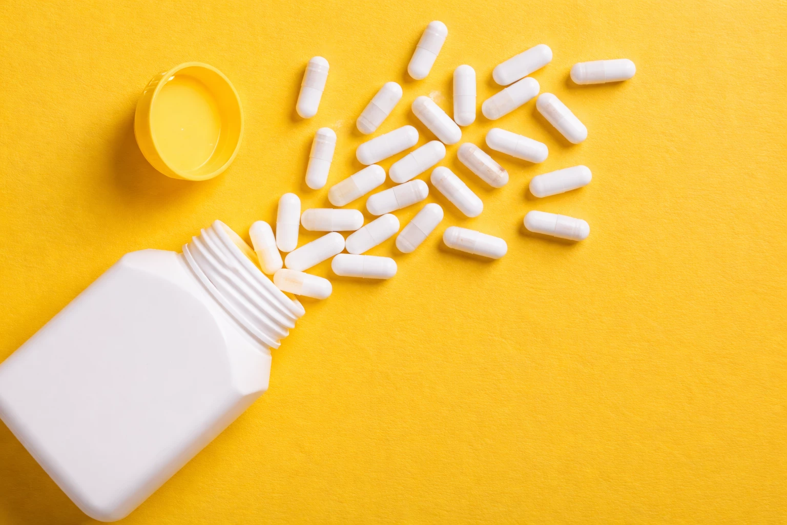 Supplements können ergänzen – aber echte Langlebigkeit entsteht durch Training, Schlaf und konsequente Routinen. (KI-generiert)