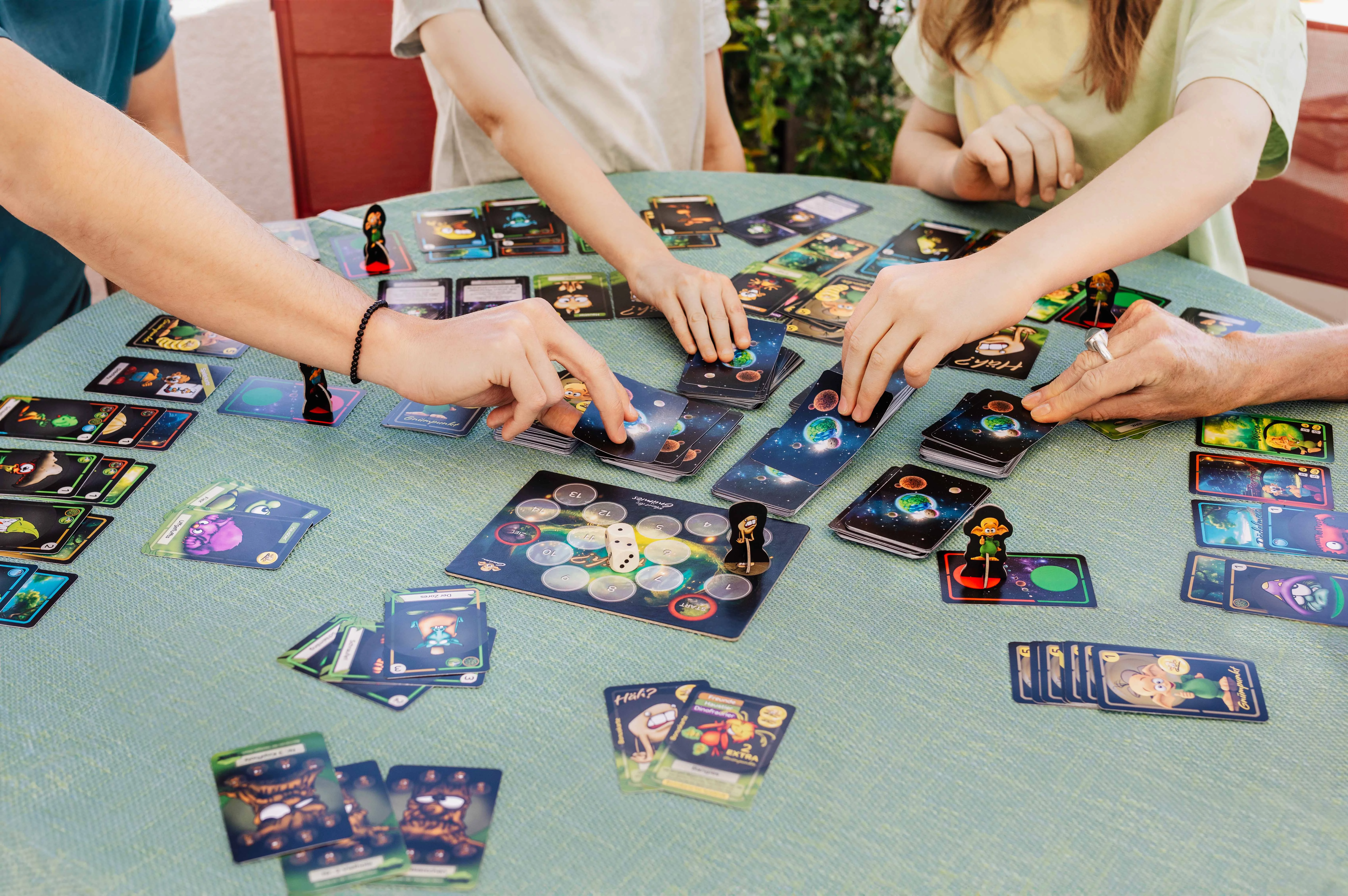 Das Planet Gnüm Kartenspiel in Action. Der Spaß für die ganze Familie. © Gnümies