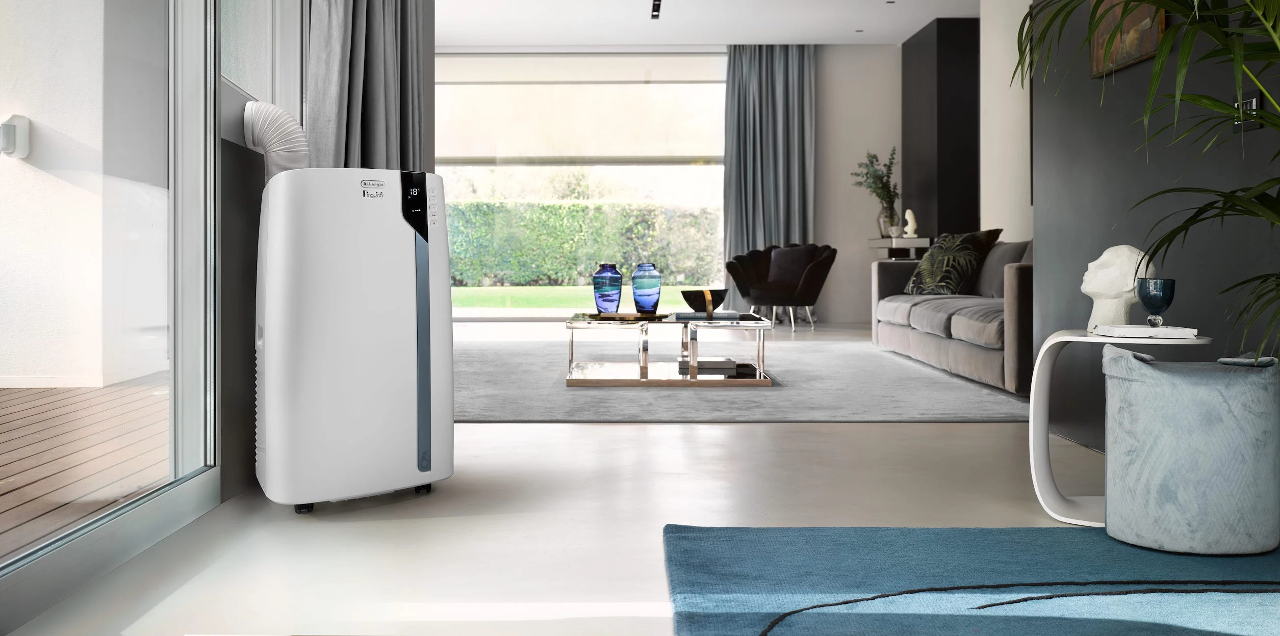 Die De'Longhi Pinguino PAC EX105 gehört zu den leistungsstärksten mobilen Klimaanlagen und überzeugt mit hoher Kühlleistung sowie einfacher Bedienung. (© De'Longhi)