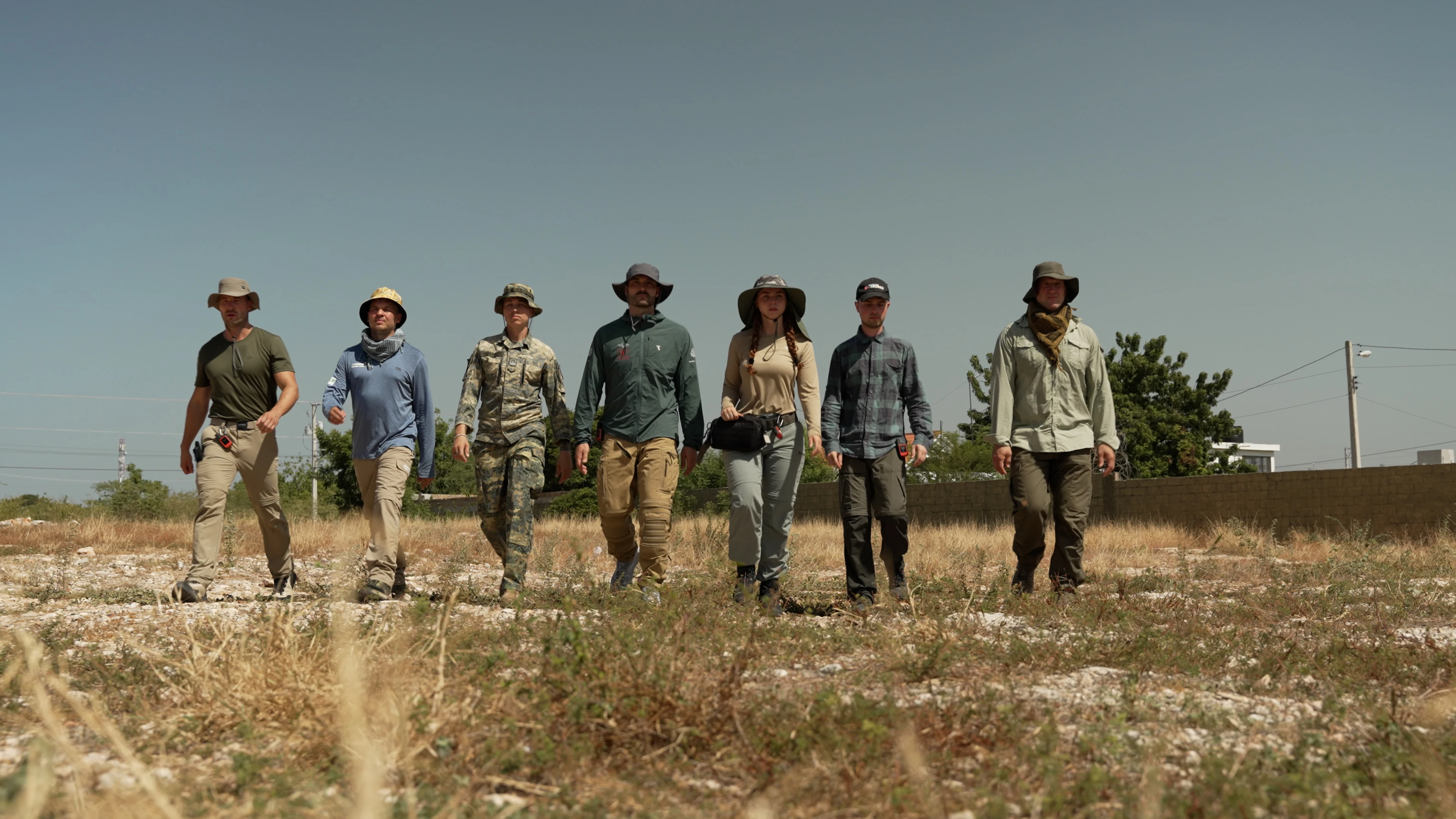 Die sieben Teilnehmer von „7 vs. Wild – Sierra El Diablo“: Simon Hegewald, Jang Ludi, Tatjana Sabitzer, Mike Singer, Nika Sofie, Matthias Steiner und Rick Zabel. (© Prime Video)