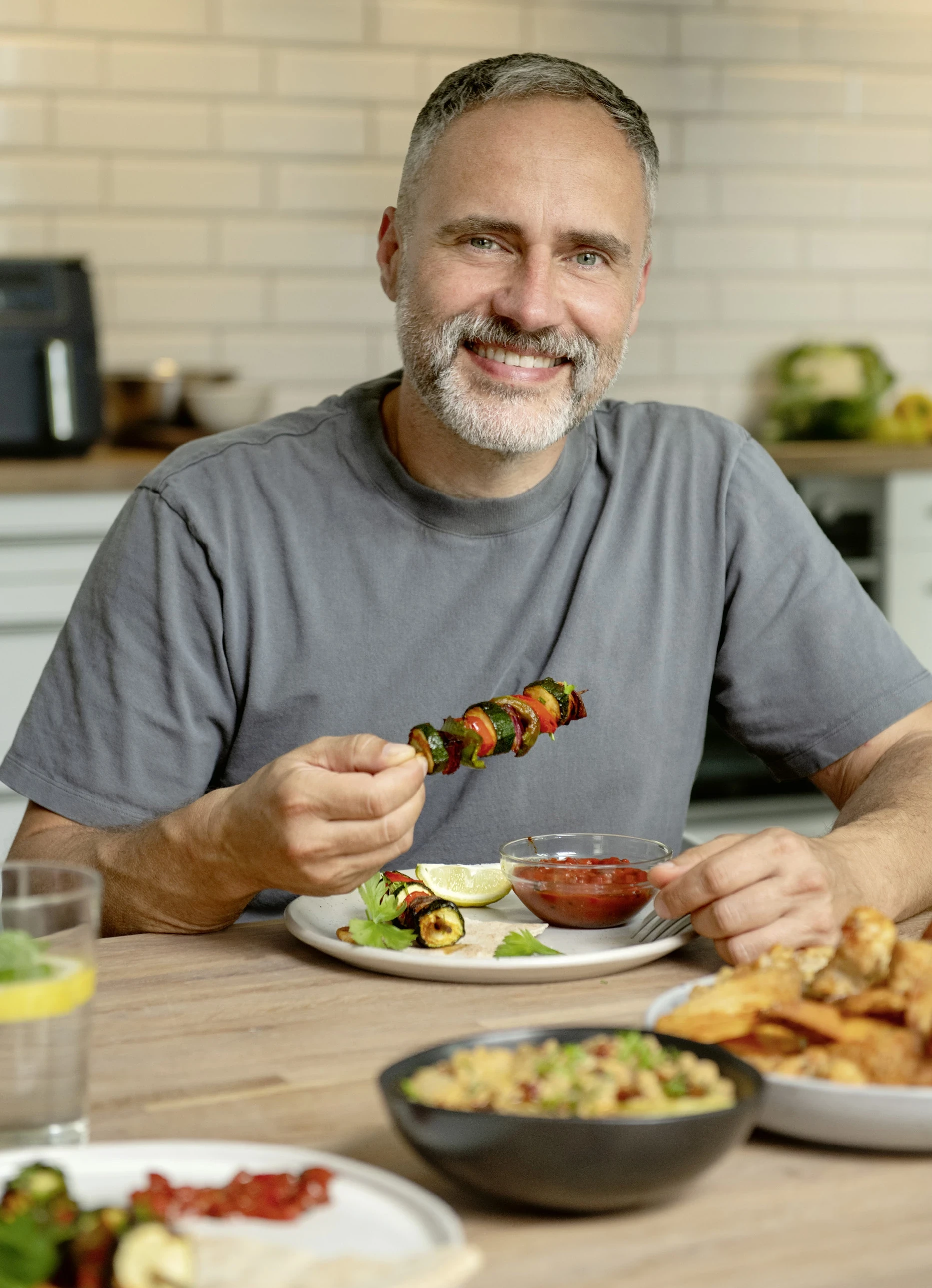 Alexander Flohr zeigt mit seinem Kochbuch „Vegan Airfryer“, wie vielseitig pflanzliche Gerichte aus der Heißluftfritteuse sein können. (©Justyna Schwertner)