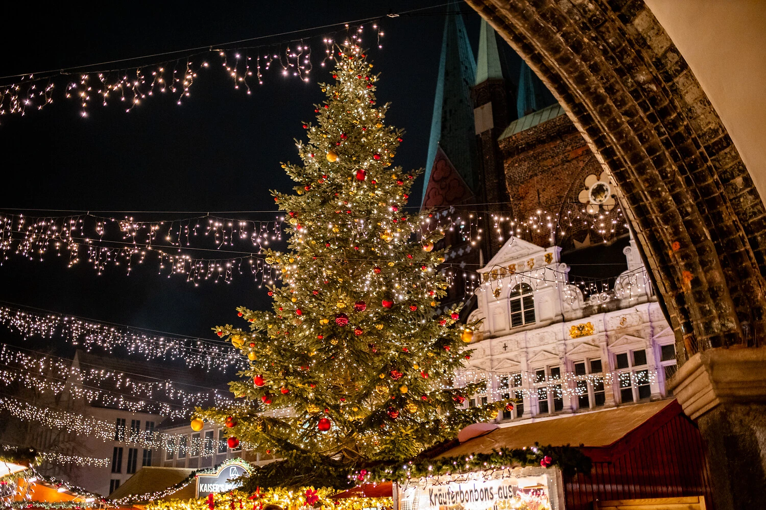 Ein großer Weihnachtsbaum und Lichterketten schmücken den Markt am Lübecker Rathaus. Archivfoto. Foto: © LTM.
