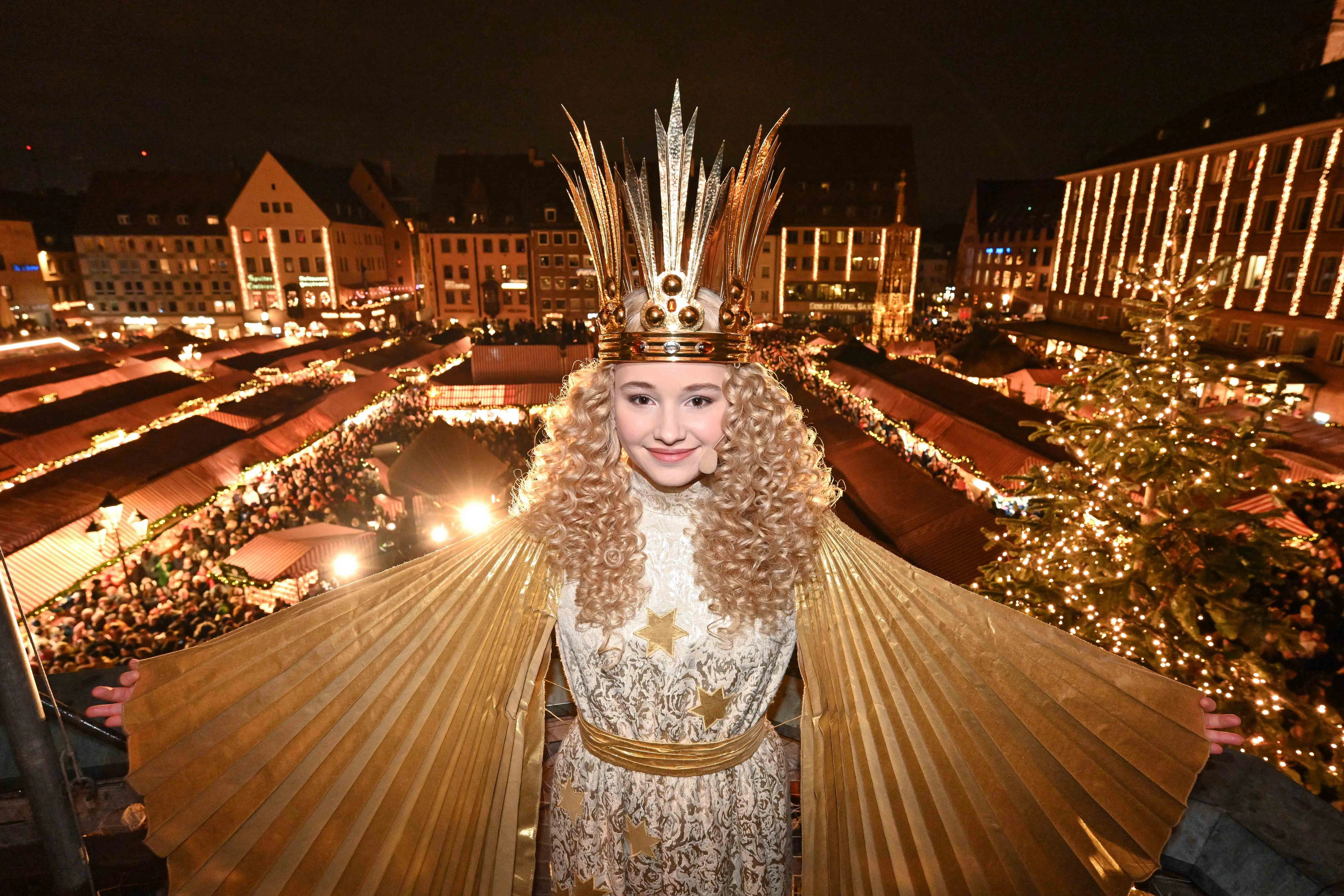 Das Nürnberger Christkind Nora Falk über dem Christkindlesmarkt bei der Eröffnung am 28. November 2025. Foto: Christine Dierenbach / Stadt Nürnberg.