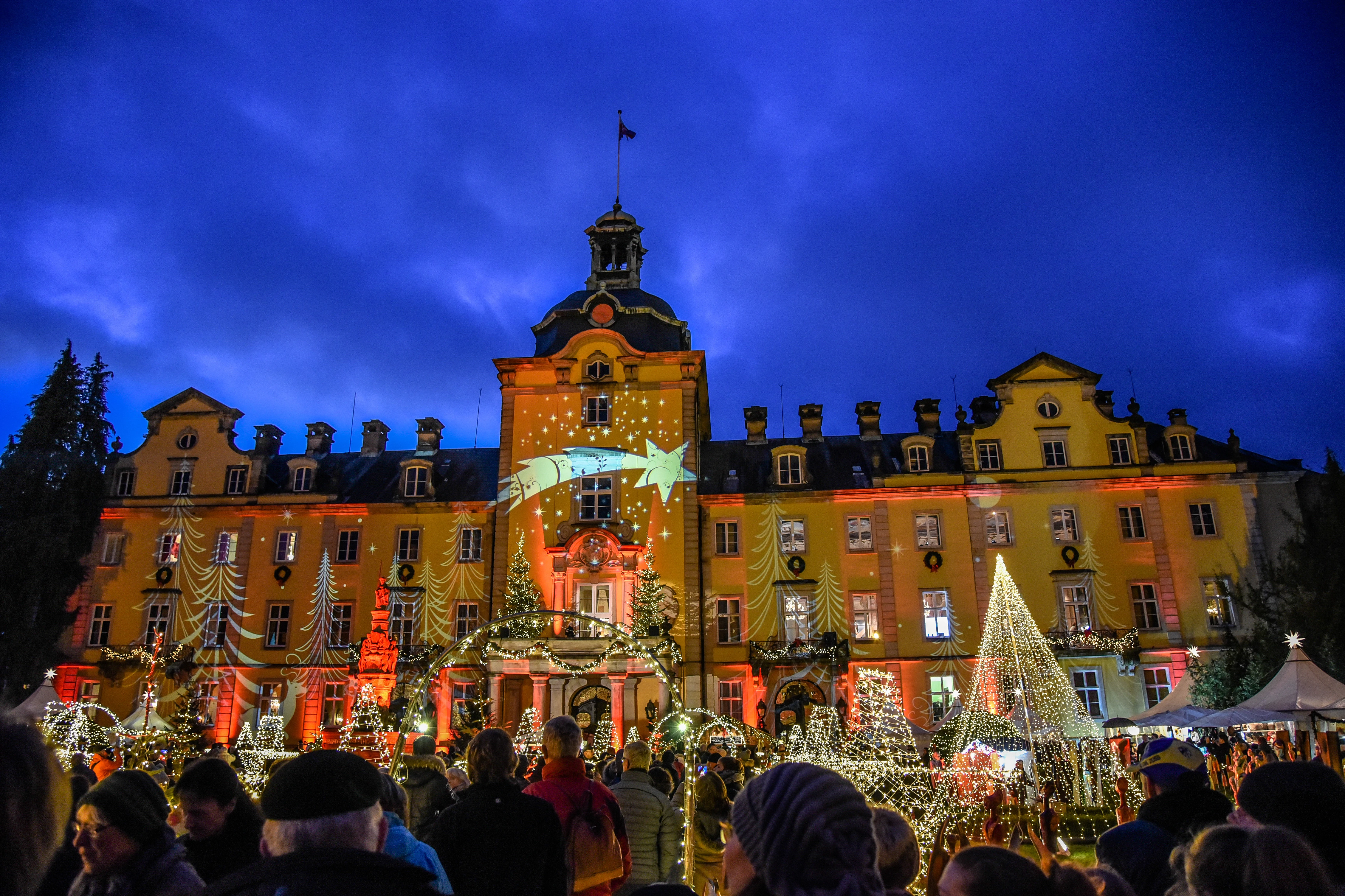 Festlich beleuchtet bildet Schloss Bückeburg die Kulisse für den Weihnachtszauber. Archivfoto einer früheren Ausgabe. Foto: Johannes Pietsch.