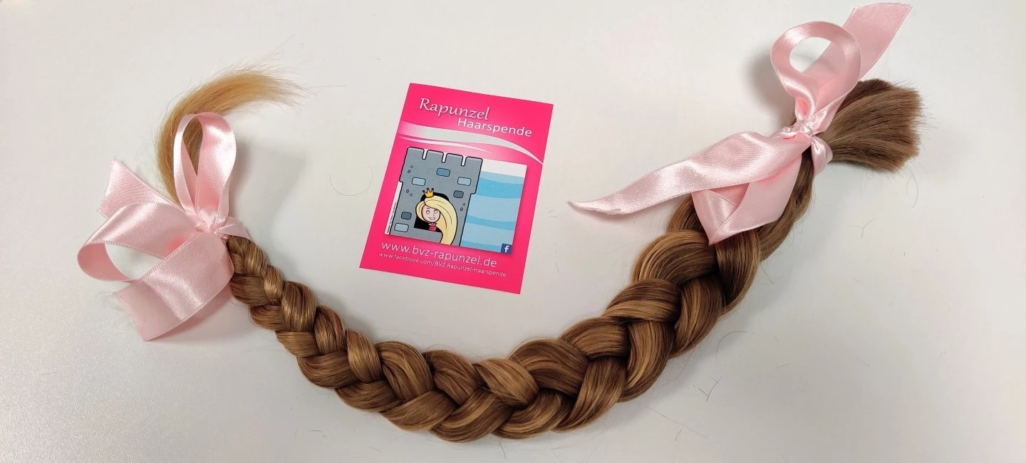 Der Erlös der Versteigerung der Haarspenden kommt gemeinnützigen und sozialen Projekten zugute.
