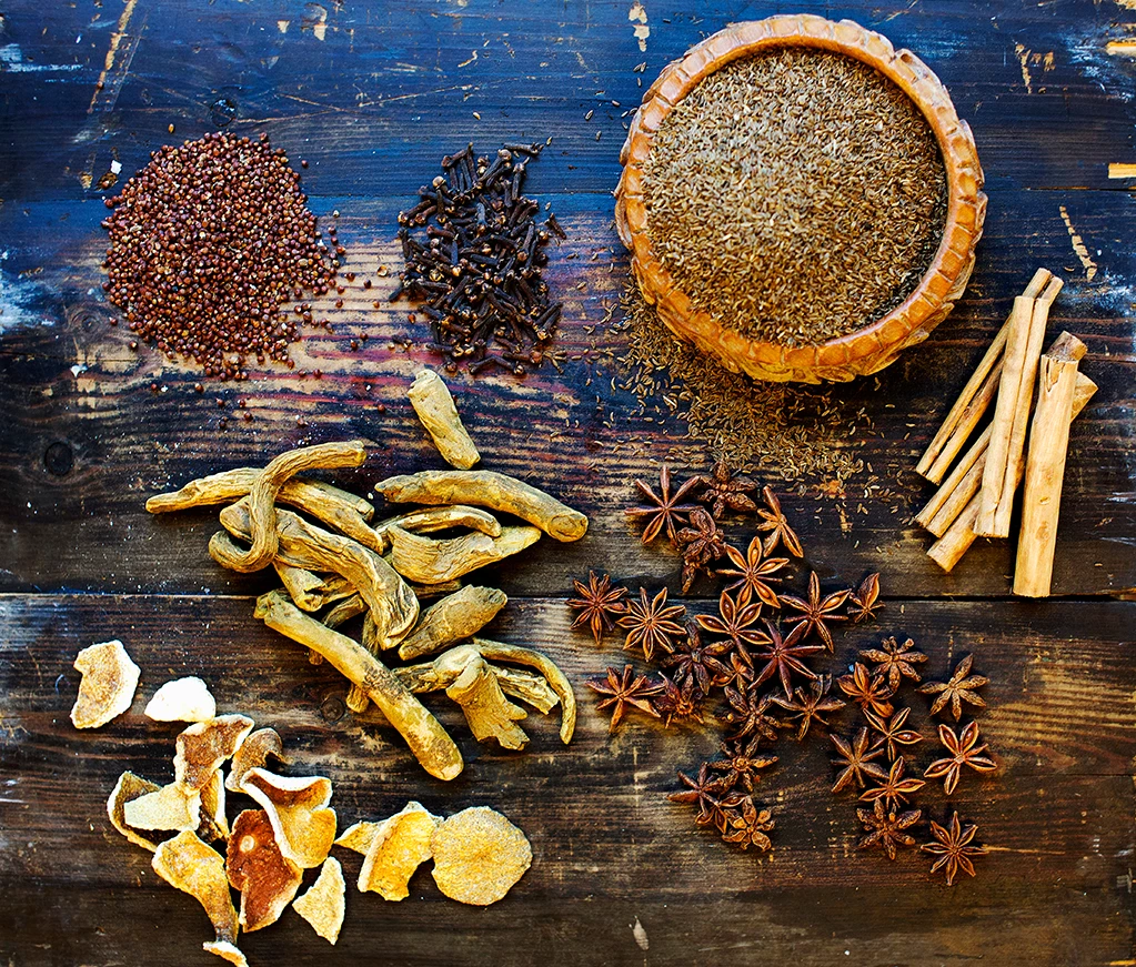 Skandinavische Botanicals wie Kümmel, Sternanis, Kräuter bestimmen das Geschmacksprofil - Copyright: LINIE Aquavit / ANORA