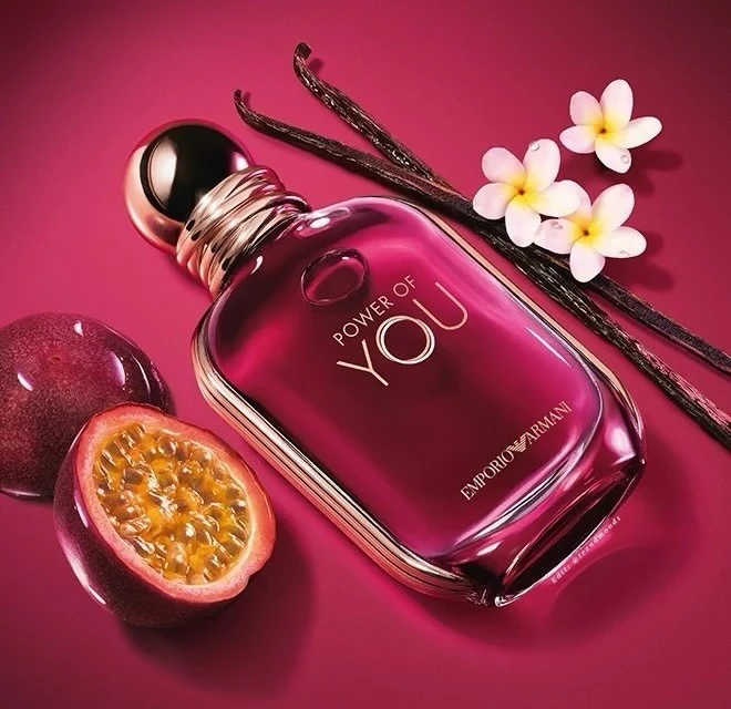  „POWER OF YOU“ von ARMANI Beauty entfaltet seine energetisierende Wirkung mit Essenzen aus Maracuja-Passionsfrucht, Frangipani und Vanille. ©PR