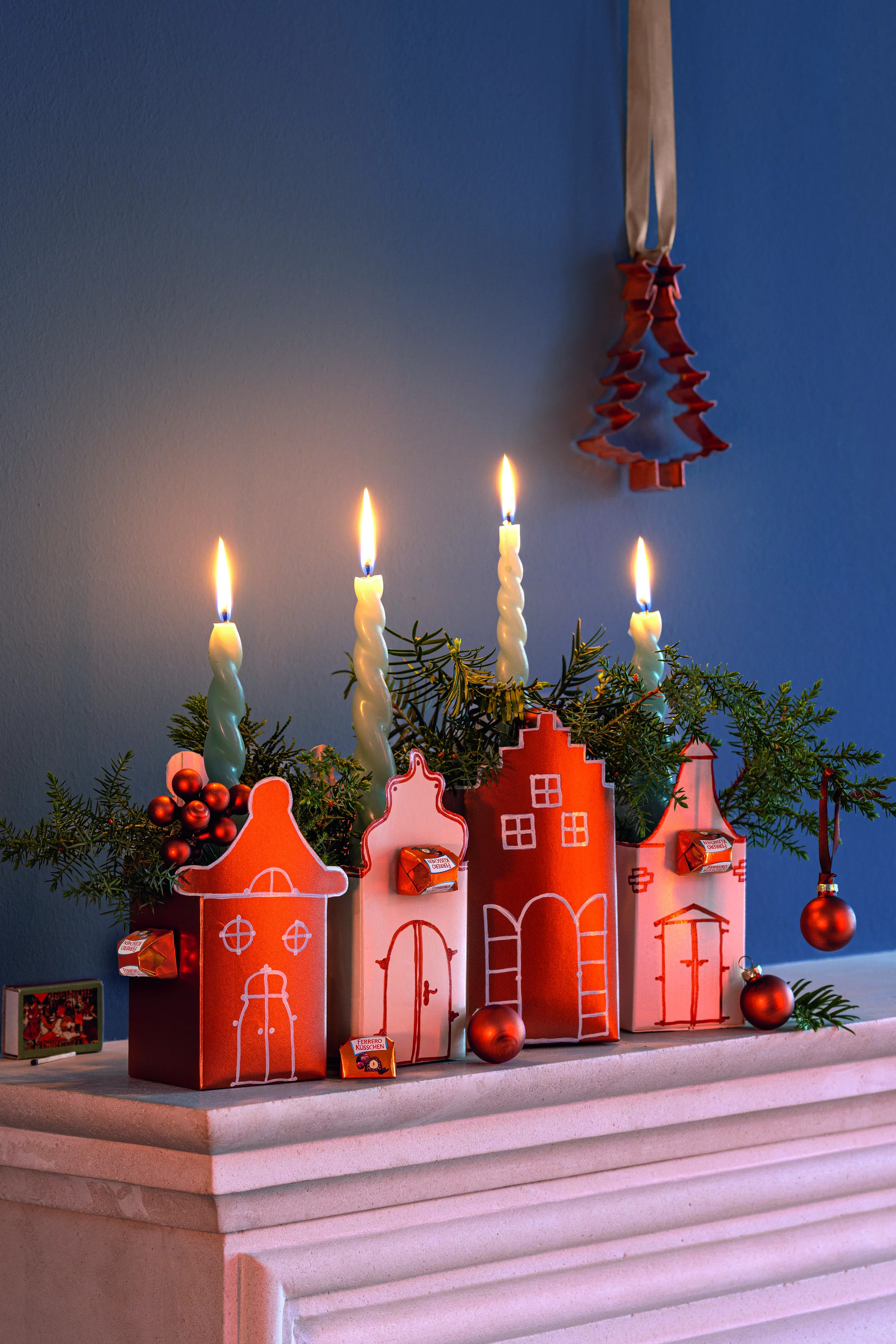 Geniale Idee für fortgeschrittene Bastel-Fans: Hübscher Adventskranz aus Tetra Paks. © Ferrero/ Silke Zander