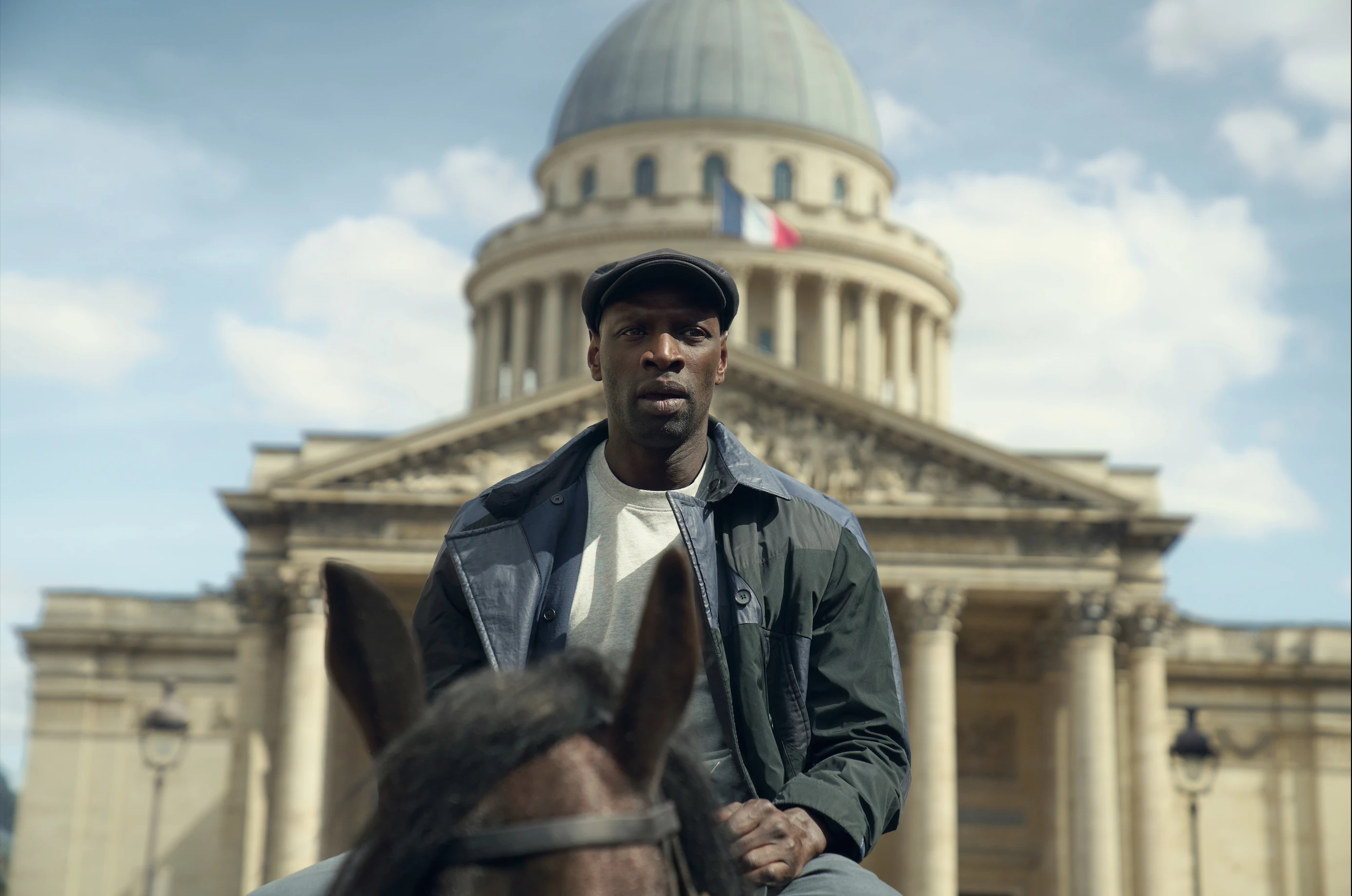 Paris bleibt die vielleicht schönste Nebenrolle der Serie – und die ersten Eindrücke von Staffel 4 zeigen, dass es diesmal wieder ausgesprochen ungewöhnlich werden dürfte. (Emmanuel Guimier / © 2025 NETFLIX, Inc.)