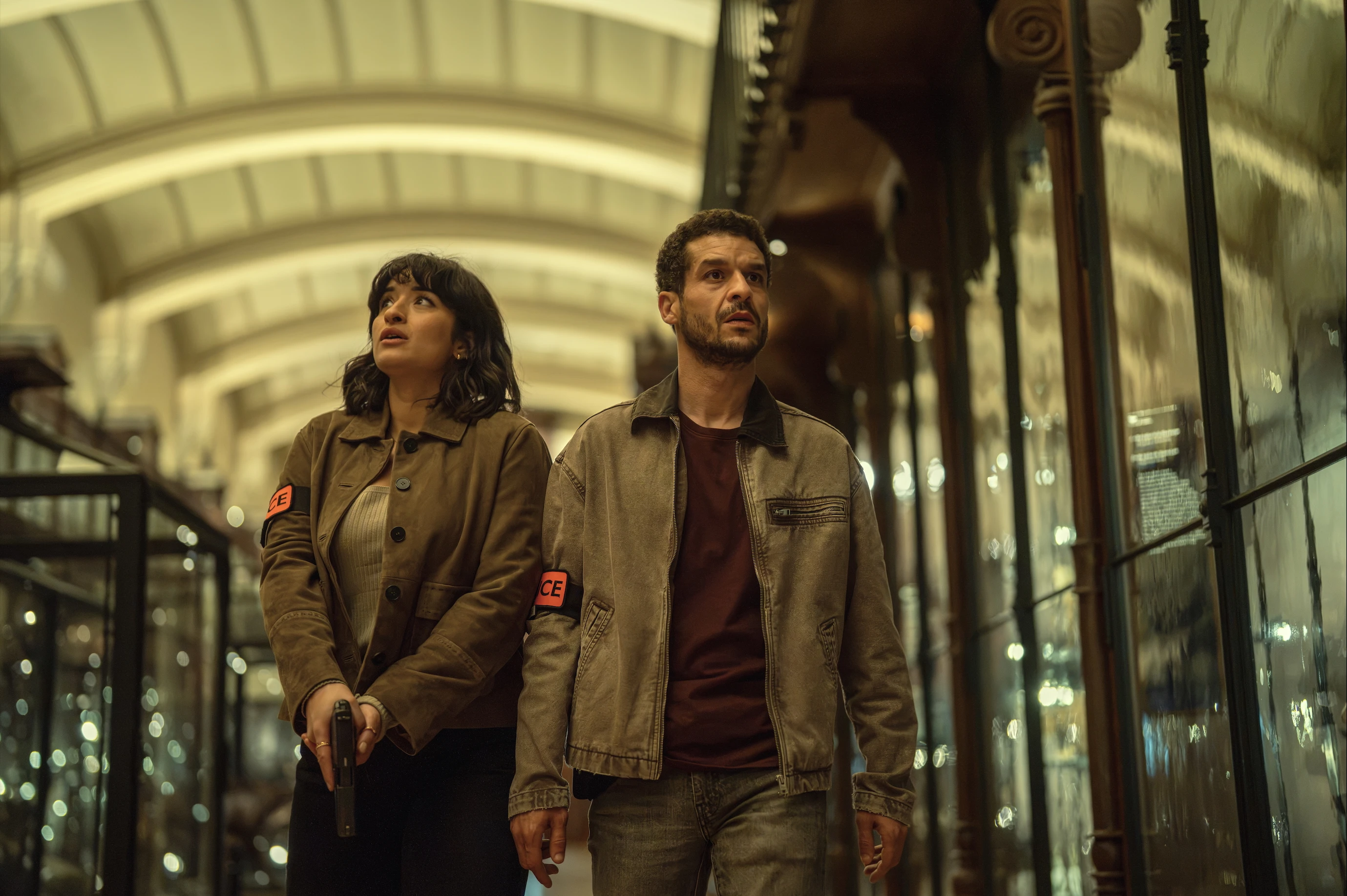 Täuschung, Verfolgung und jede Menge offene Fragen: Auch in Staffel 4 bleibt die Polizei offenbar Teil des Katz-und-Maus-Spiels. (Emmanuel Guimier / © 2025 NETFLIX, Inc.)