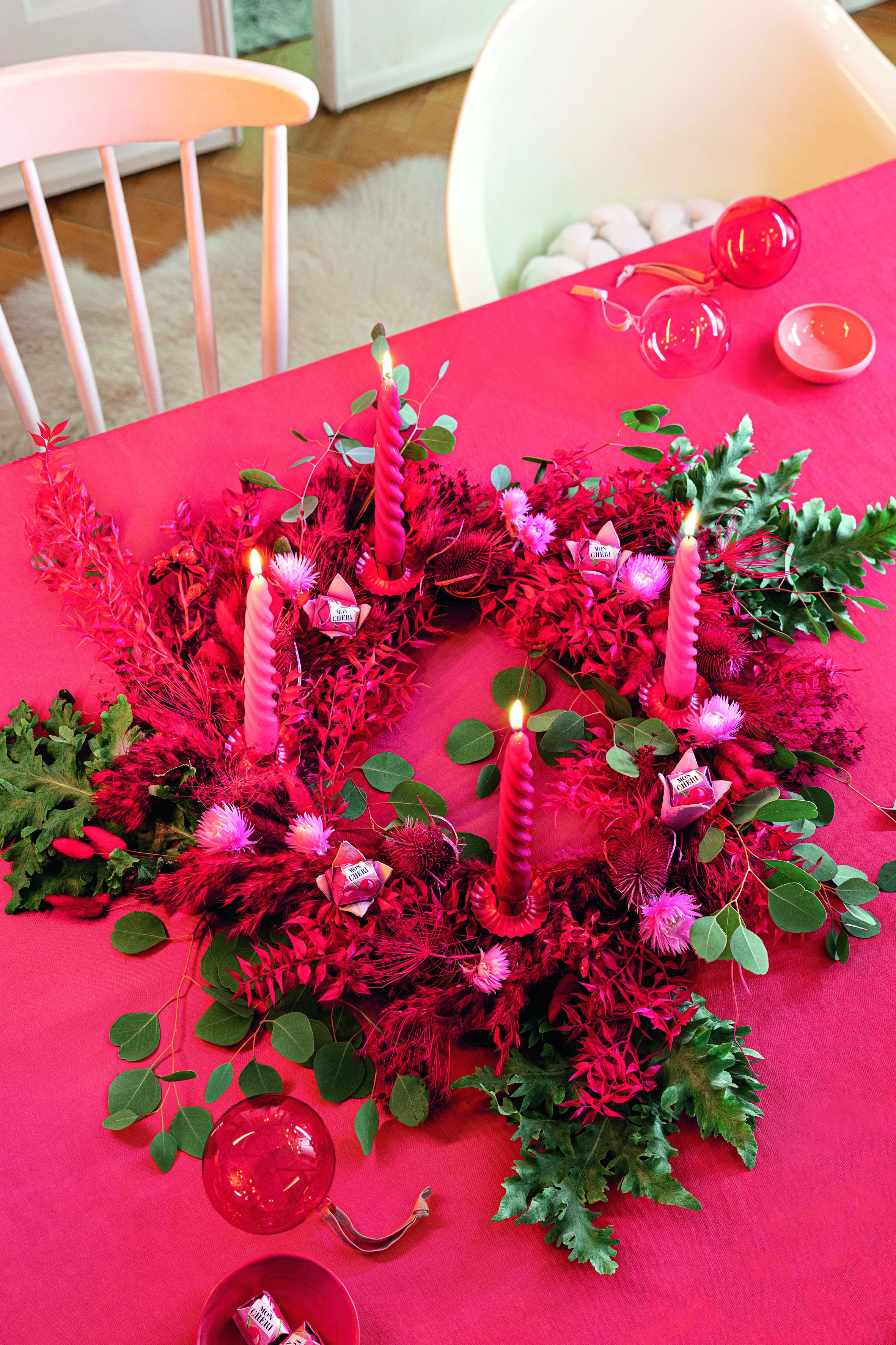 Dieser blumige Adventskranz ist ein echter Hingucker. © Ferrero/ Silke Zander