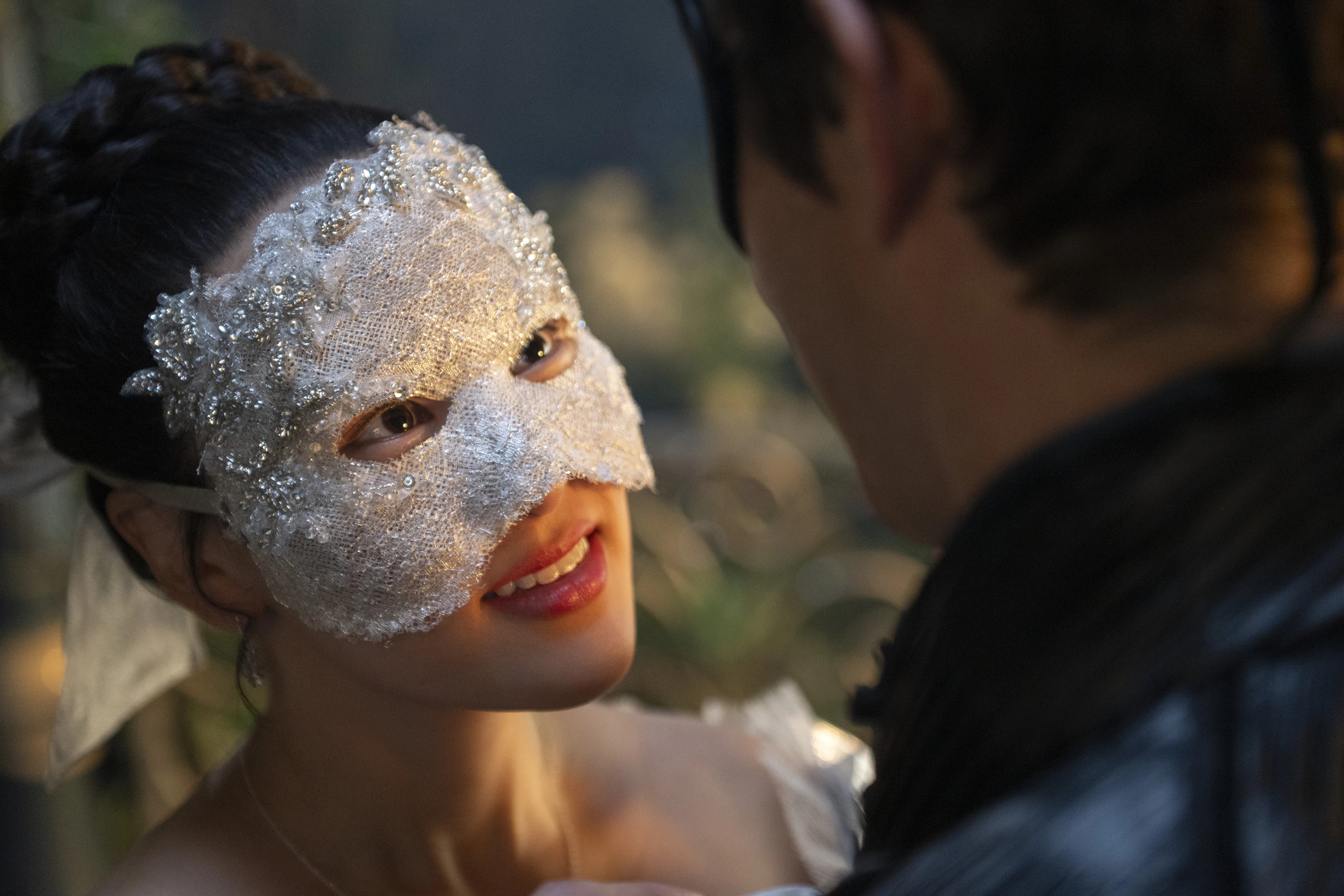 Ein magischer Augenblick auf dem Maskenball: Geheimnisse, Spannung und ein Hauch von Schicksal liegen in der Luft (© Liam Daniel/Netflix)