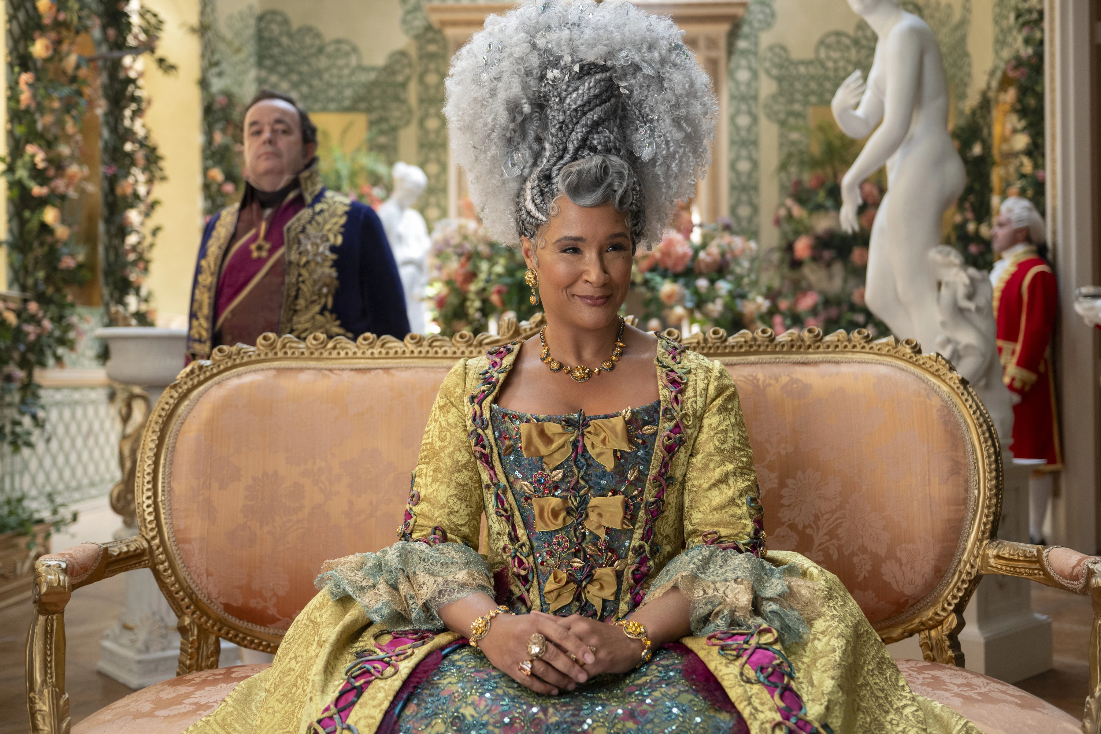 Queen Charlotte in all ihrer prunkvollen Macht und Eleganz – ein ikonischer Moment der Serie (© Liam Daniel/Netflix)