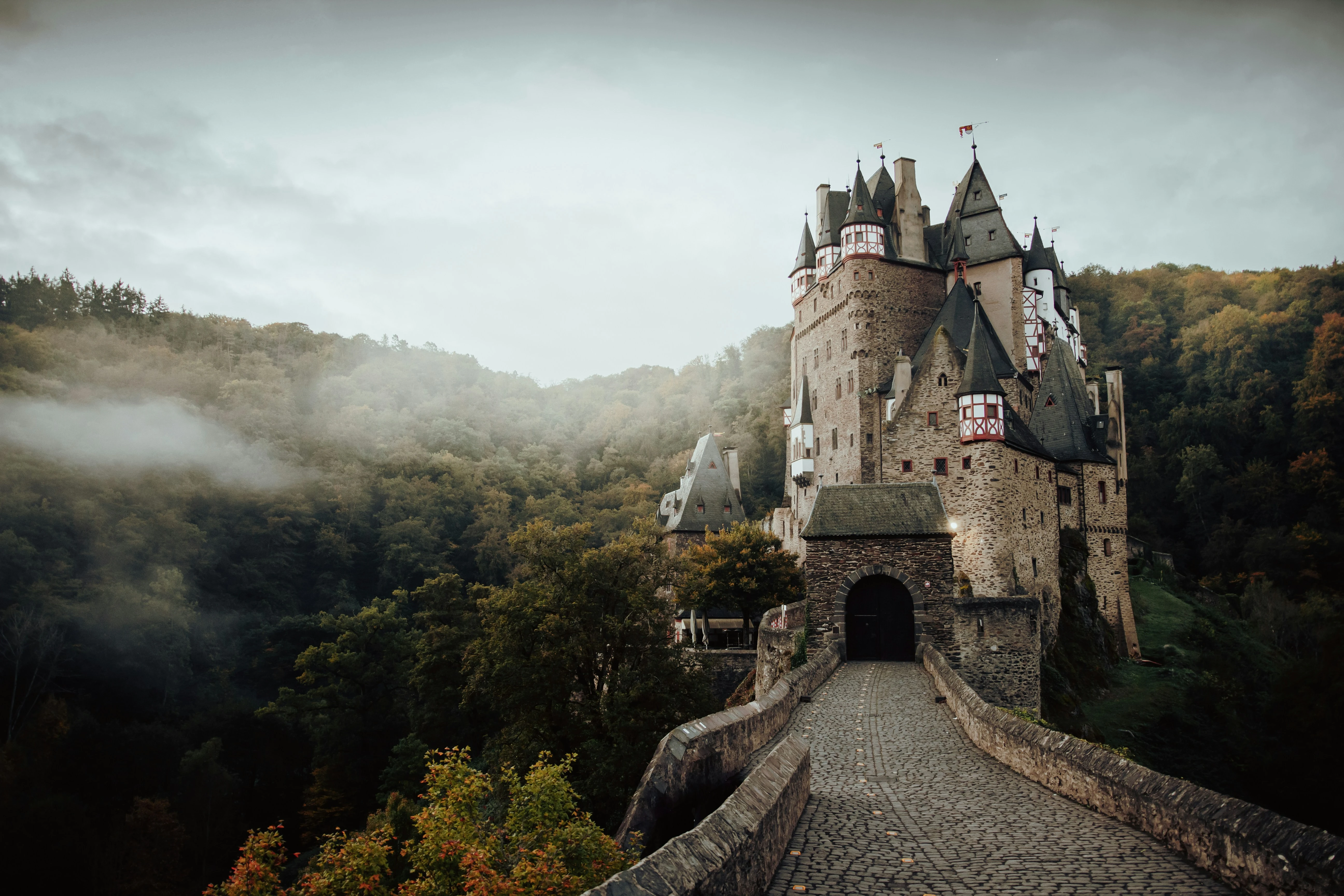 Burg Eltz (c) Julian Missling (Unsplash).webp