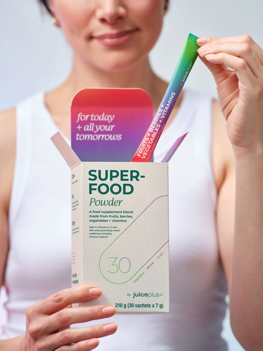 (c)EMEA_Box open + sachet + model 7.webp