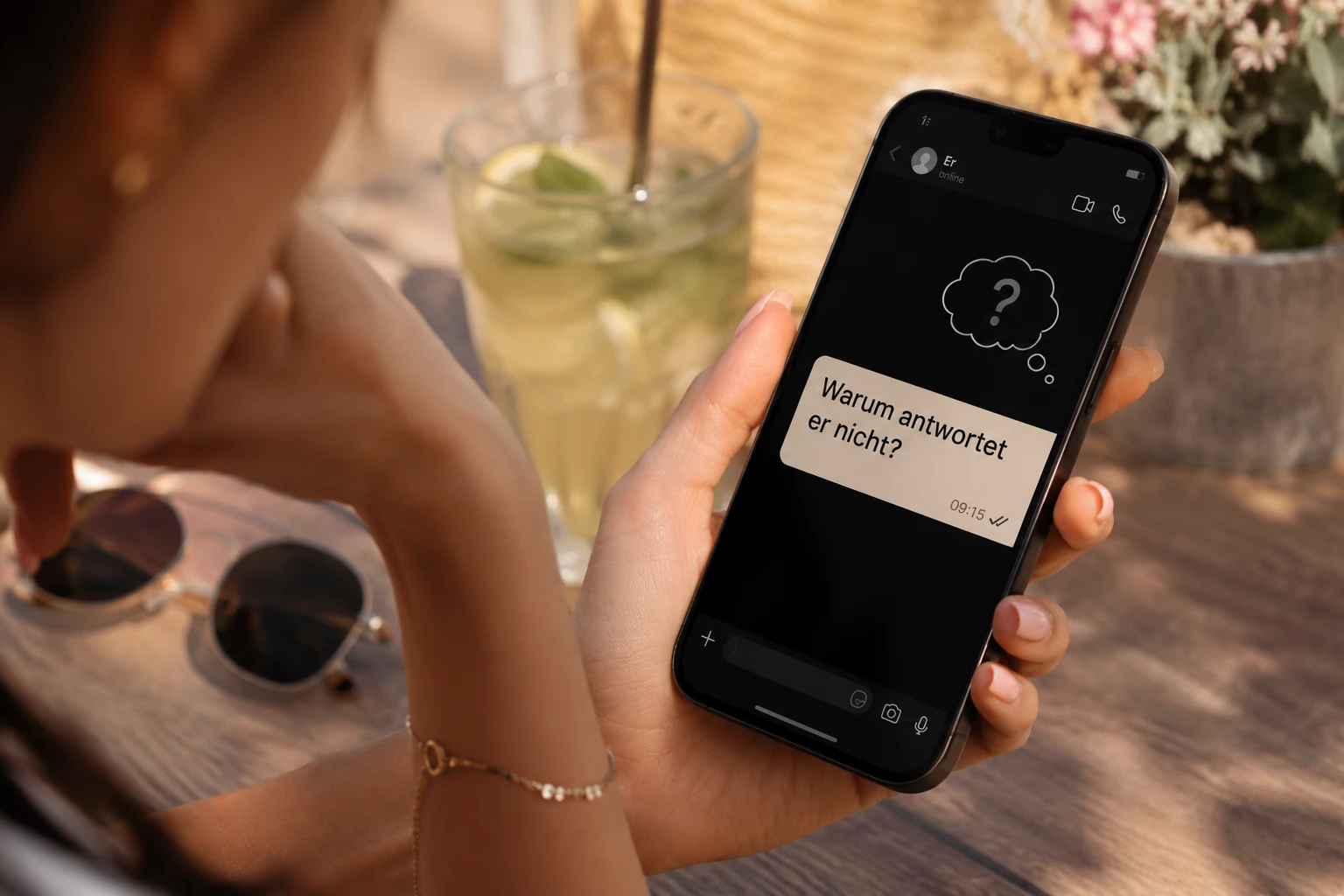 Warum antwortet er nicht? Ein Blick aufs Handy kann schnell zum Gedankenkarussell werden. (KI-generiert)
