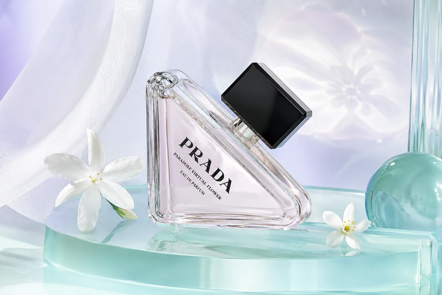 Prada Paradoxe Virtual Flower interpretiert Jasmin modern und clean – begleitet von Neroli, Bergamotte, Moschus und Ambrette. (PR-inspiriert, KI-generiert)