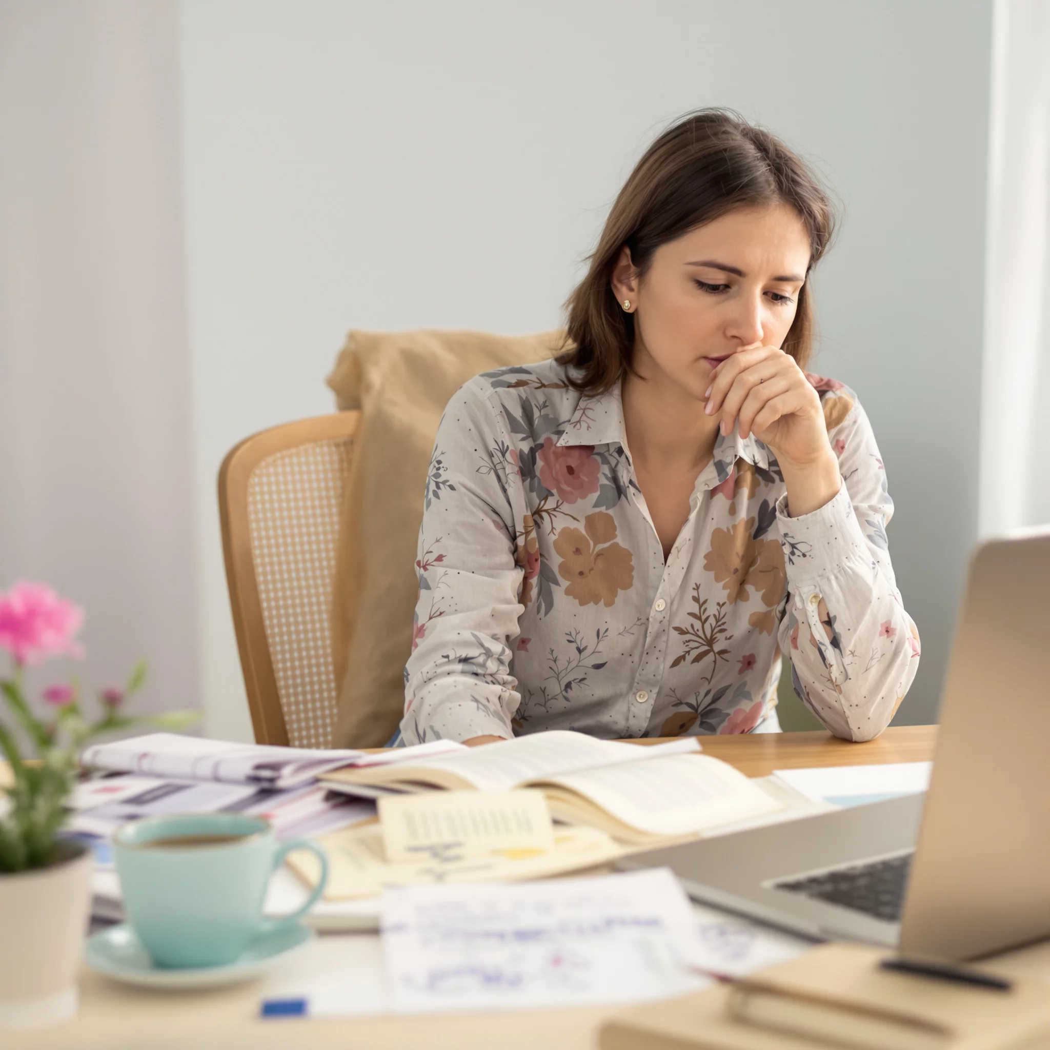          Hormone steuern mehr als nur den Zyklus – sie formen Fokus, Stimmung und kreative Energie. Wer im eigenen Rhythmus arbeitet, nutzt jede Phase als Stärke.