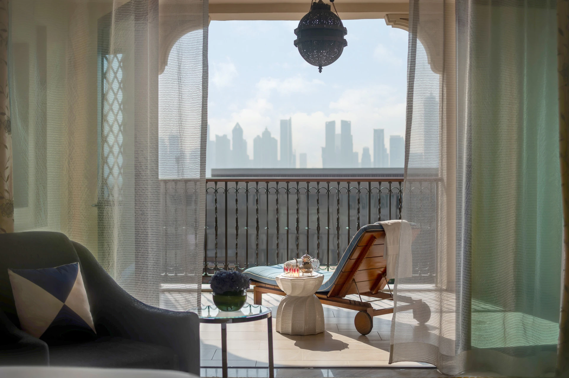 Urbaner Rückzugsort mit Aussicht: Vom Four Seasons Resort Dubai at Jumeirah Beach reicht der Blick bis zur Skyline. (© Four Seasons Hotels & Resorts)