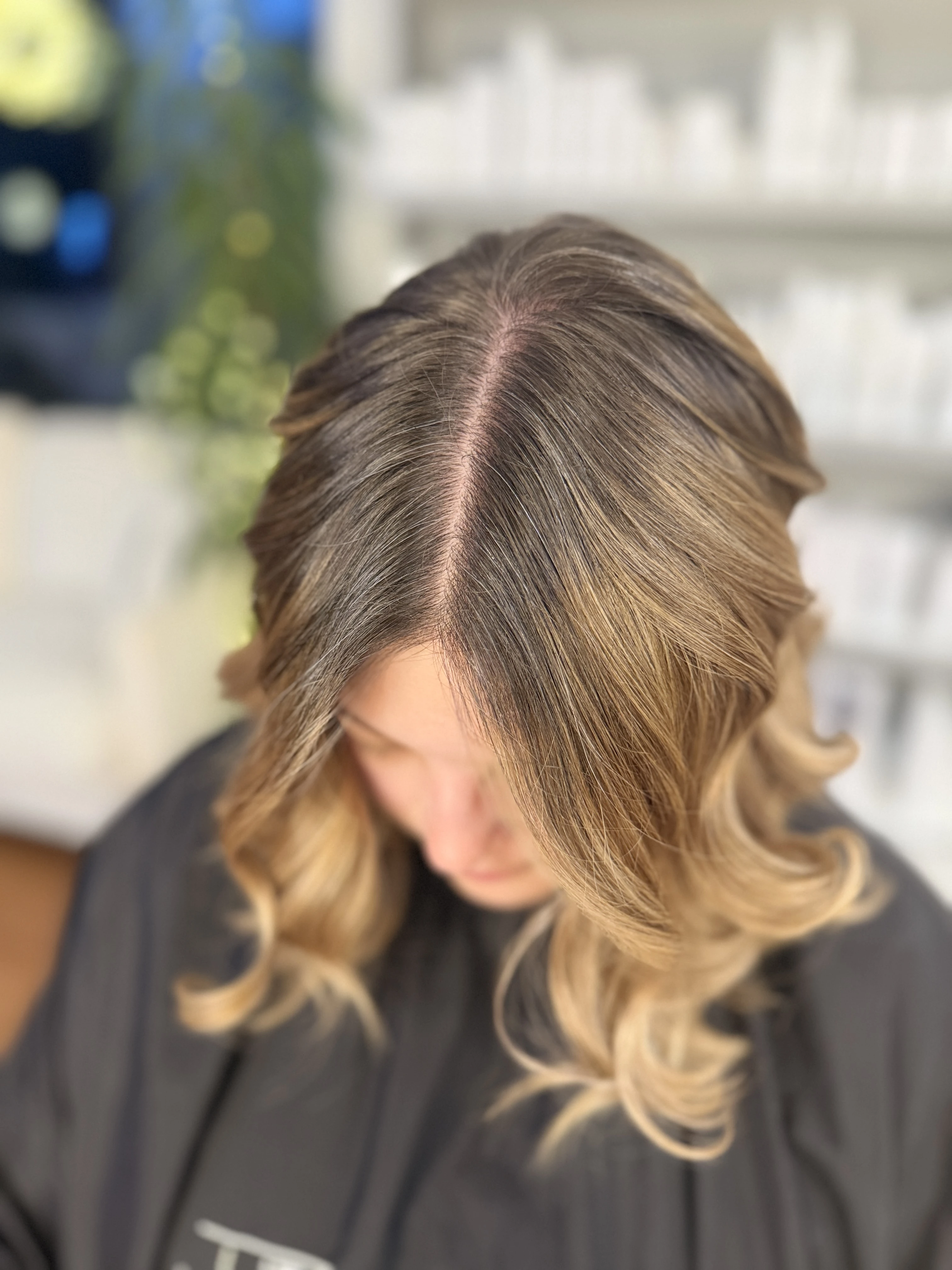 Balayage mit Grey Blending: Grey Blending bindet hellere und weiße Partien bewusst in das Farbkonzept ein, statt den Ansatz vollständig zu verdecken. (©Eva Zschieschang)