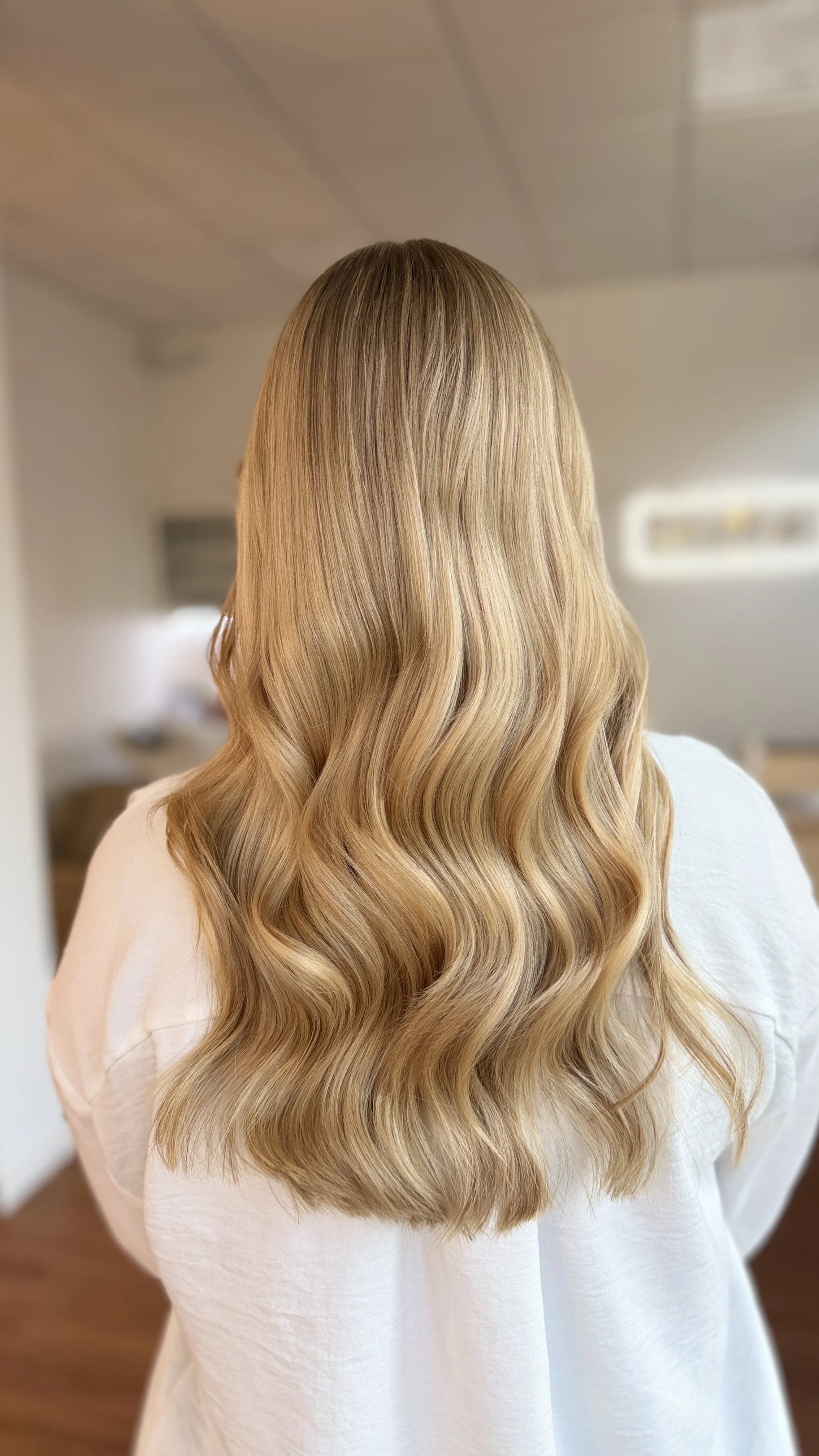 Iced Champagne Blonde verbindet helle Blondnuancen mit einem eleganten, eher neutralen bis kühlen Finish – und zählt laut Expertin zu den spannenden Farbwelten 2026. (©Eva Zschieschang)