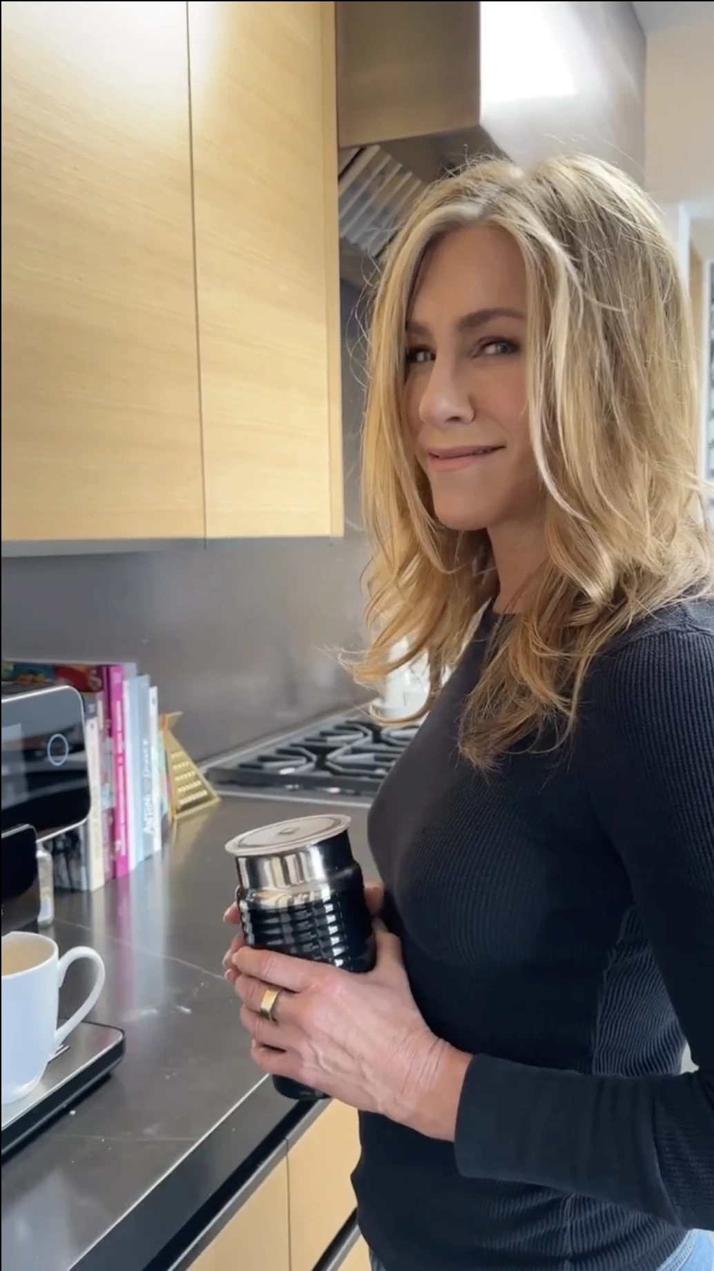 Smart Rings werden immer populärer – auch bei Stars wie Jennifer Aniston, die bereits mit einem solchen Ring gesehen wurde. (Quelle: Instagram)