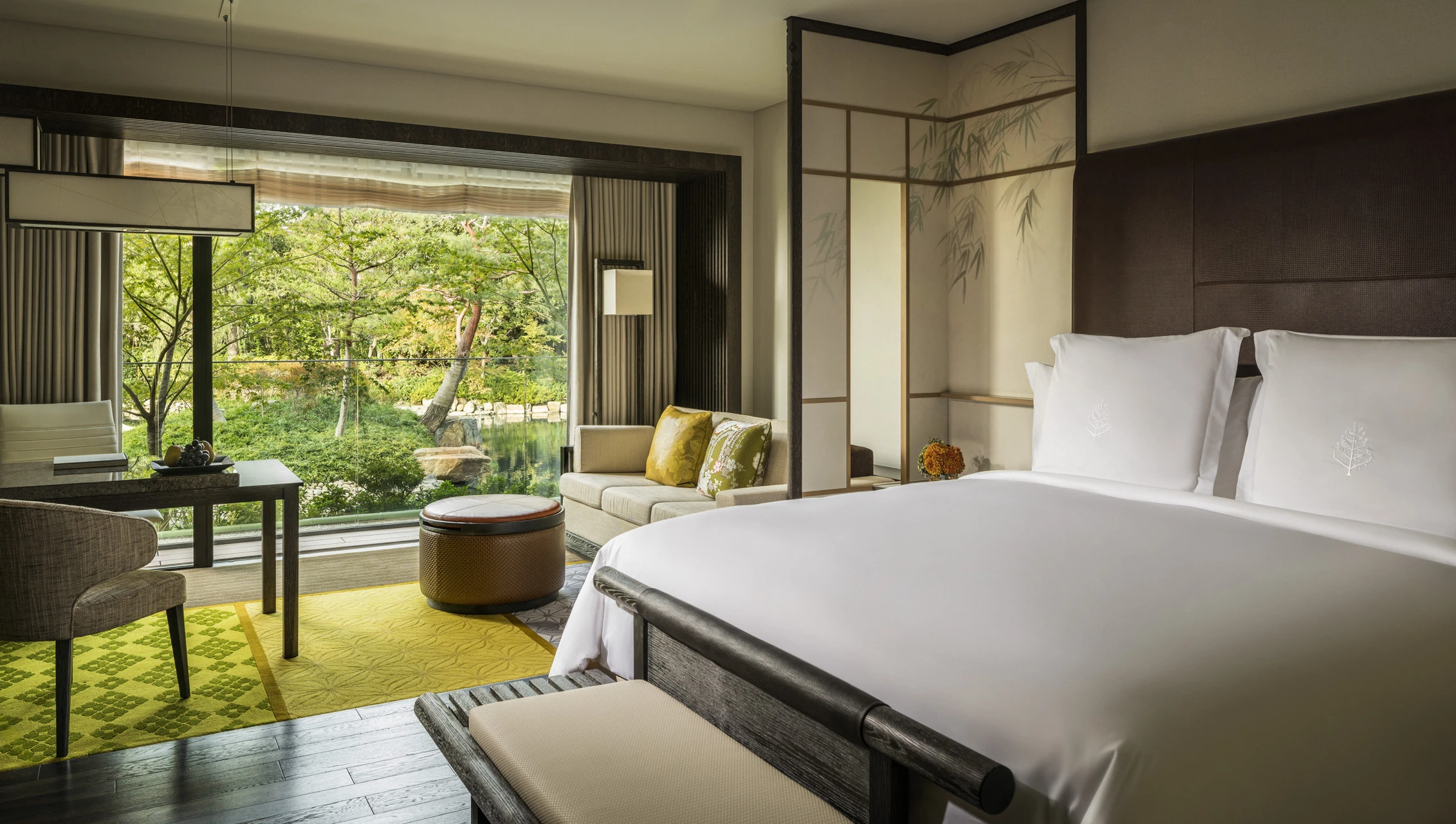 Ruhe mitten in Kyoto: Die Zimmer des Four Seasons Hotel Kyoto öffnen den Blick ins Grüne und auf den historischen Garten. (© Four Seasons Hotels & Resorts)