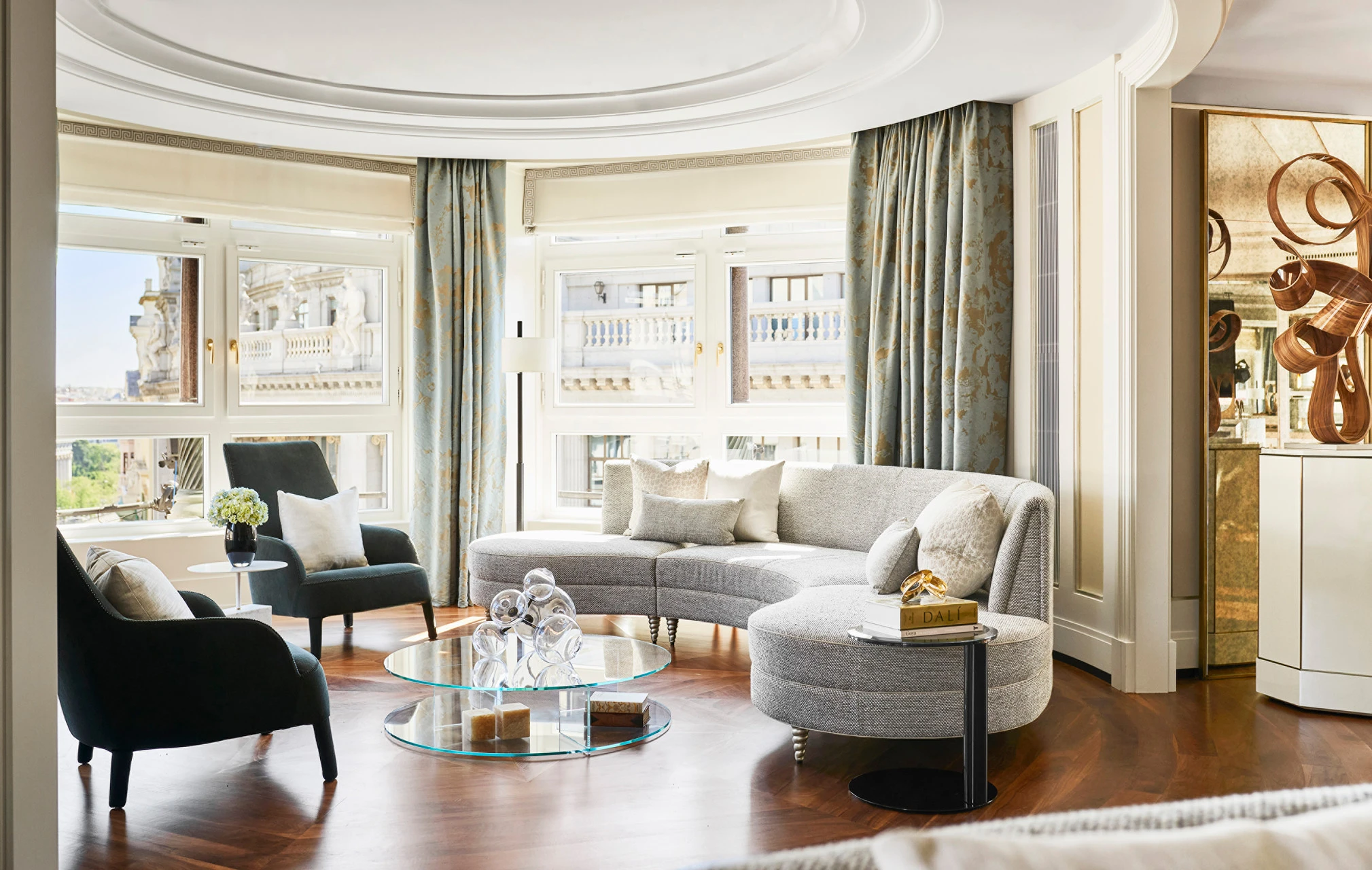 Eleganter Rückzugsort mitten in der City: Eine Suite im Four Seasons Hotel Madrid. (© Four Seasons Hotels & Resorts)