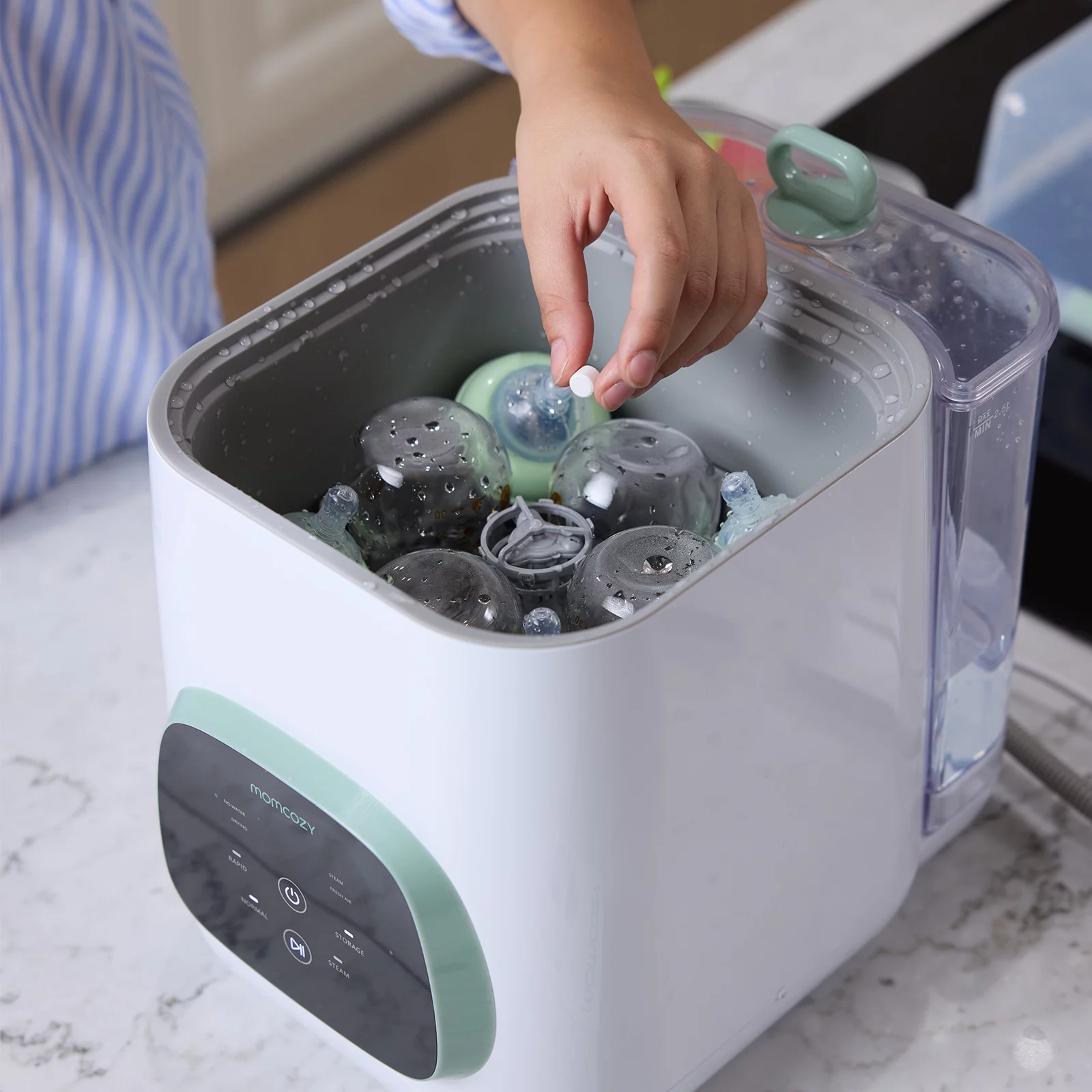 Der Momcozy KleanPal Pro Flaschenreiniger und Sterilisator ist die All-in-One-Lösung für das Reinigen, Trocknen und Lagern von Babyflaschen, Milchpumpenteilen oder Babygeschirr