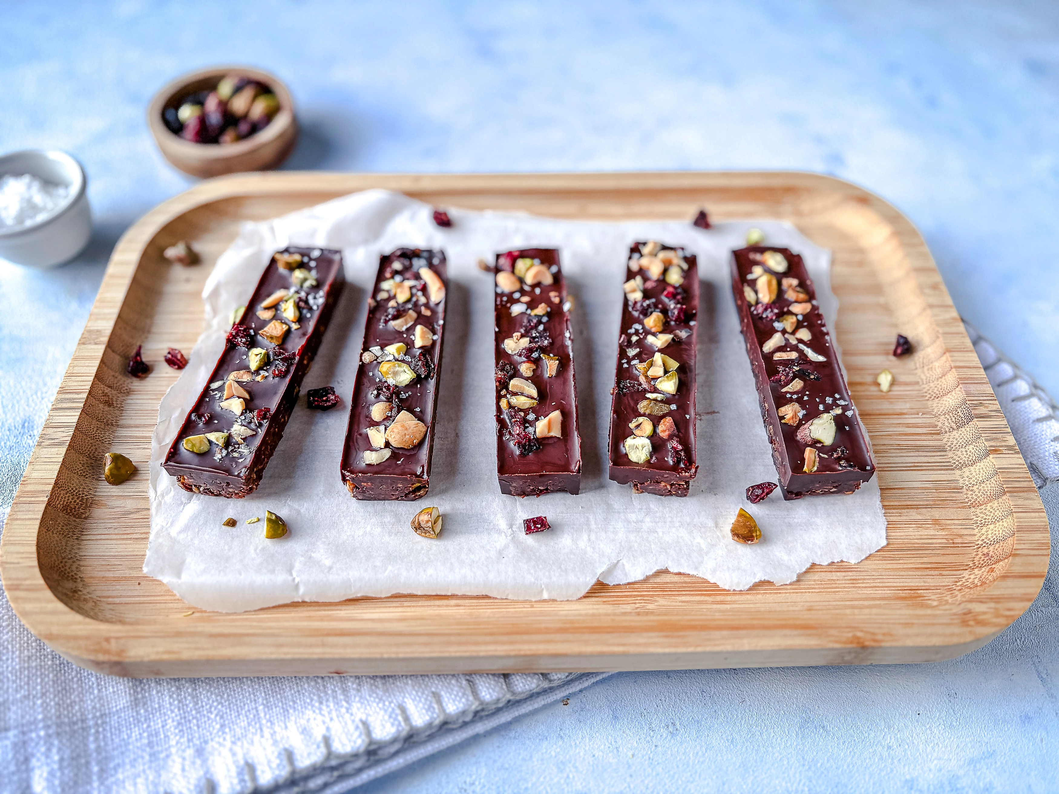 Fr&uuml;hlingssnack ohne Backen: Erdnuss-Schoko-Riegel Rezept