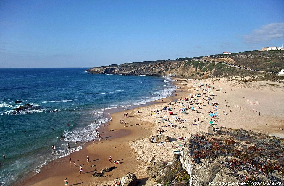 Der von European Best Destinations zum schönsten Strand Europas 2026 gekürte Praia de Monte Clérigo begeistert viele Touristen. ©By Vitor Oliveira from Torres Vedras, PORTUGAL - Praia de Monte Clérigo - Portugal, CC BY-SA 2.0, https://commons.wikimedia.org/w/index.php?curid=77447616