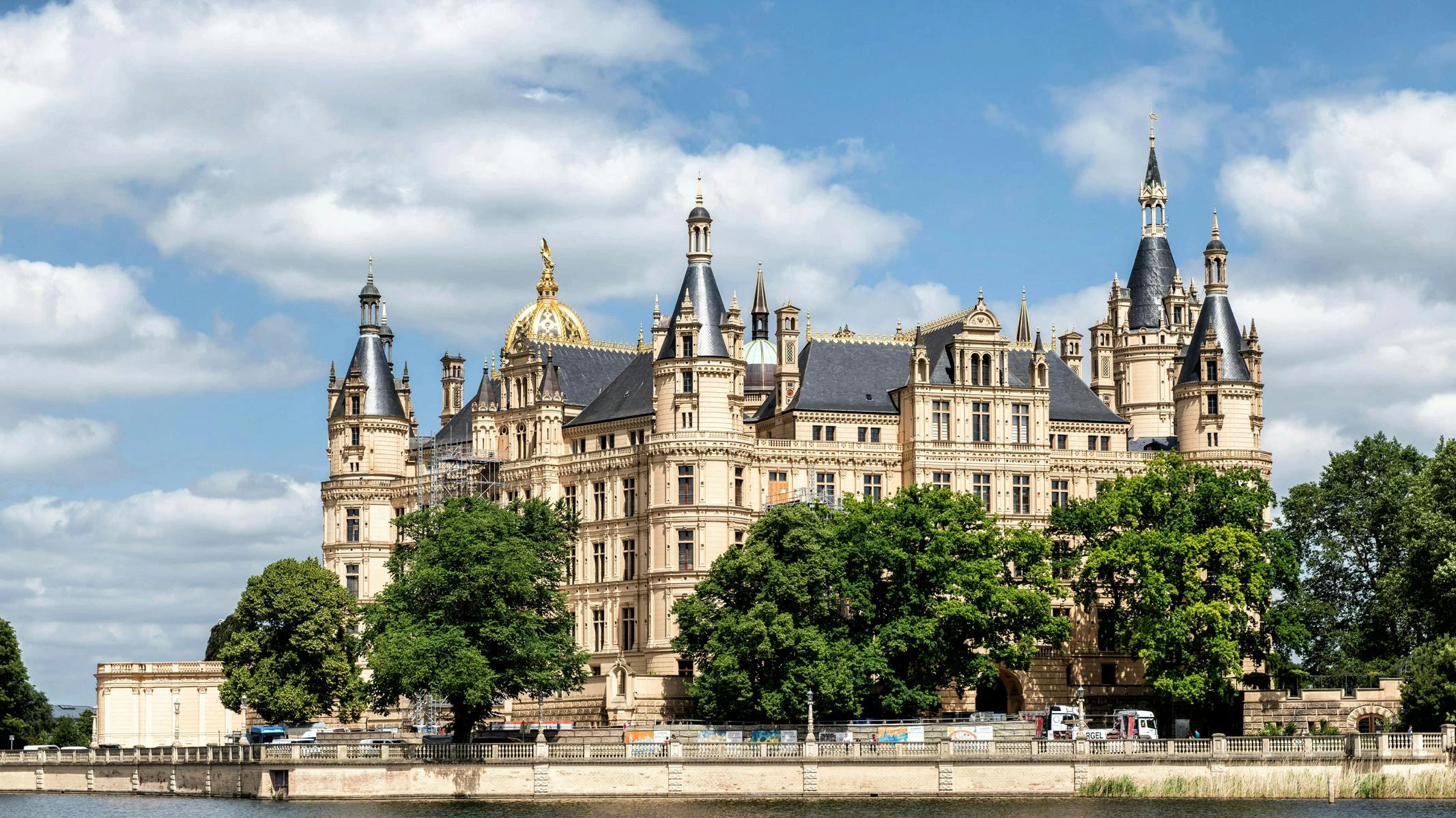 Schweriner Schloss (c) Wolfgang Weiser_ (Unsplash).webp