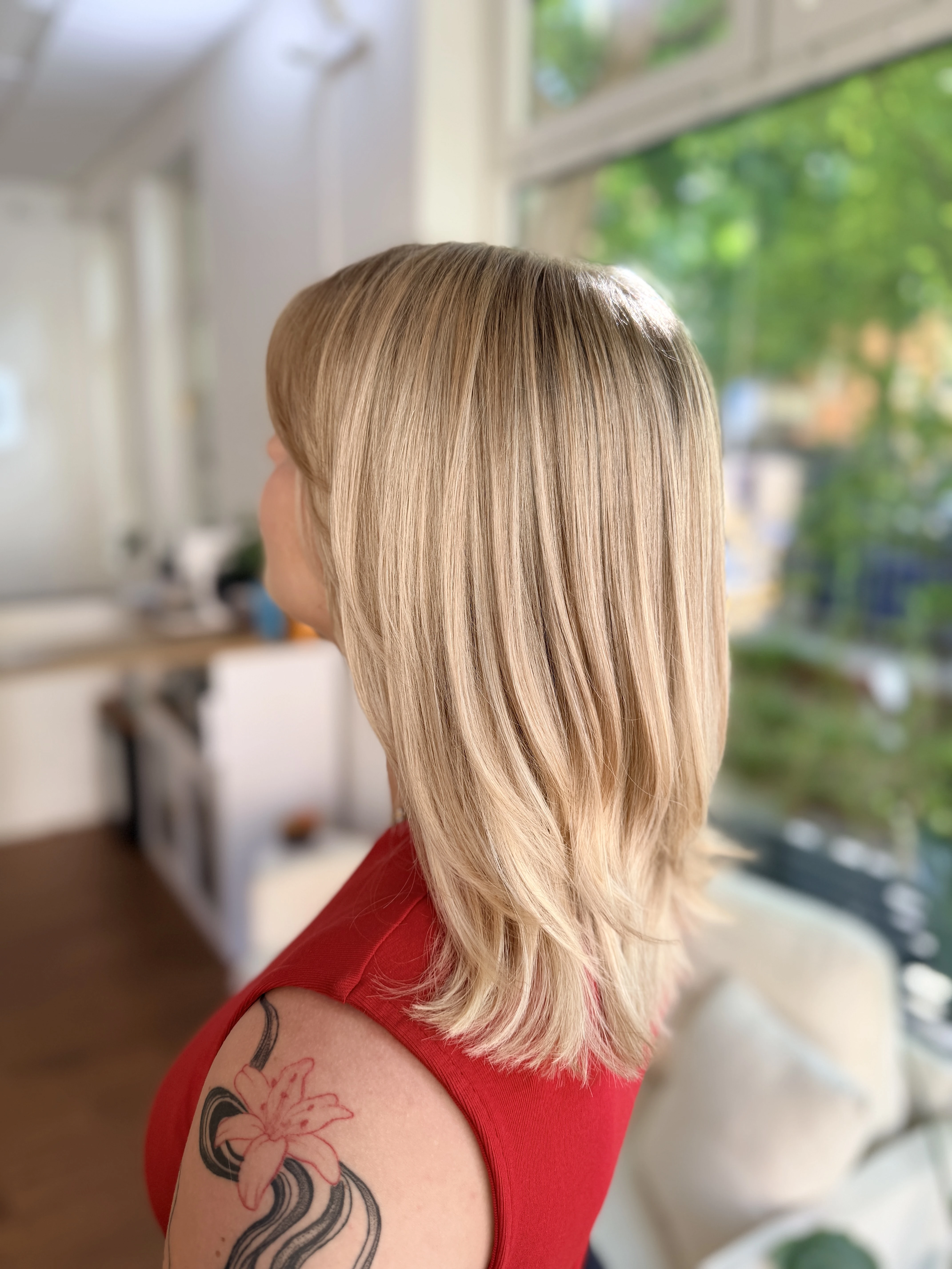 Sehr helle Blond-Looks bleiben 2026 gefragt. Entscheidend für einen mitwachsenden Effekt ist ein Übergang, der auf die natürliche Ausgangshaarfarbe abgestimmt wird. (©Eva Zschieschang)