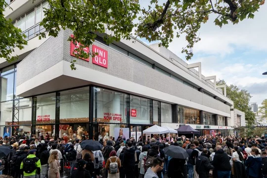 Beim letzten Store-Opening in Rotterdam standen hunderte Modebegeisterte und warteten, dass sich die Türen öffnen.