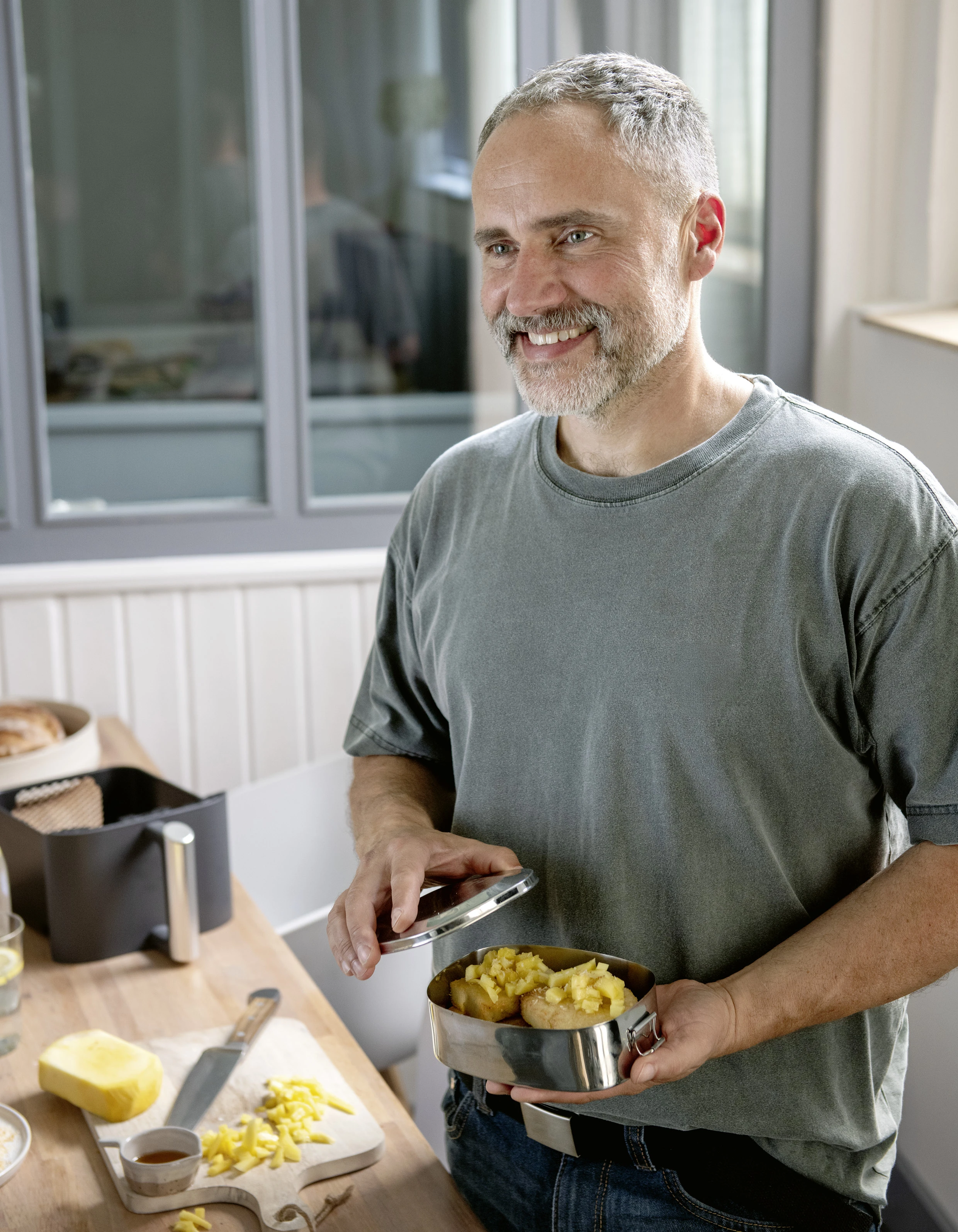 Im exklusiven herLifestyle-Interview spricht Alexander Flohr über seine persönliche Ernährungsumstellung, seinen Weg zum Kochbuchautor und seine liebsten Airfryer-Gerichte.(©Justyna Schwertner)