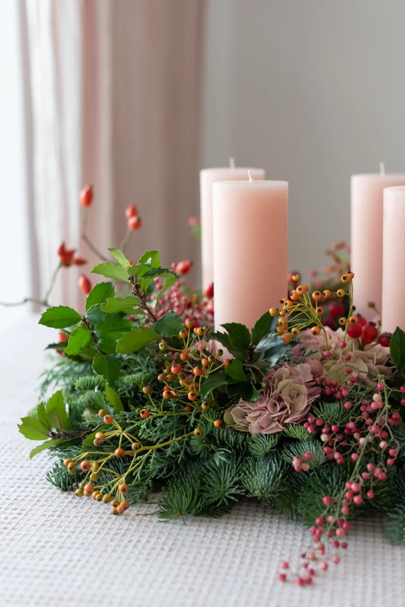 Floristik-Look ohne Stress: Dieser Naturkranz beweist, wie einfach stilvolle Adventsdeko mit wenigen Materialien und der richtigen Stecktechnik gelingt. ©Jutta Nowak, VNWB