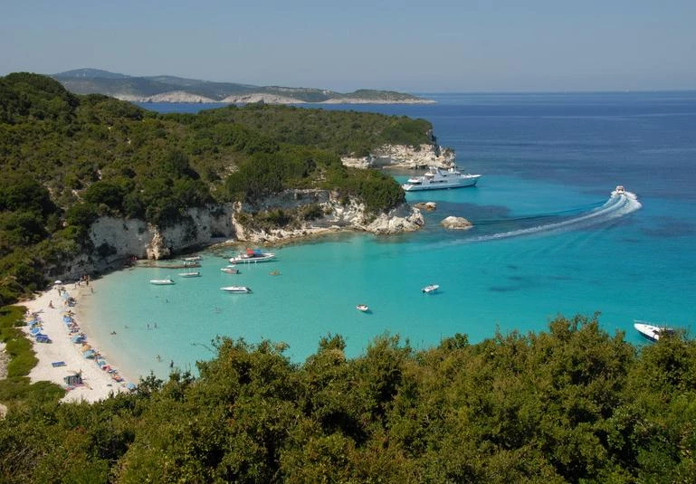 Türkisfarbenes Wasser, weiße Kiesel und grüne Hügel: Der Voutoumi Beach gilt als einer der schönsten Strände Europas und erinnert viele Besucher an die Karibik ©By Costas78 - Costas78, Public Domain, https://commons.wikimedia.org/w/index.php?curid=7795175