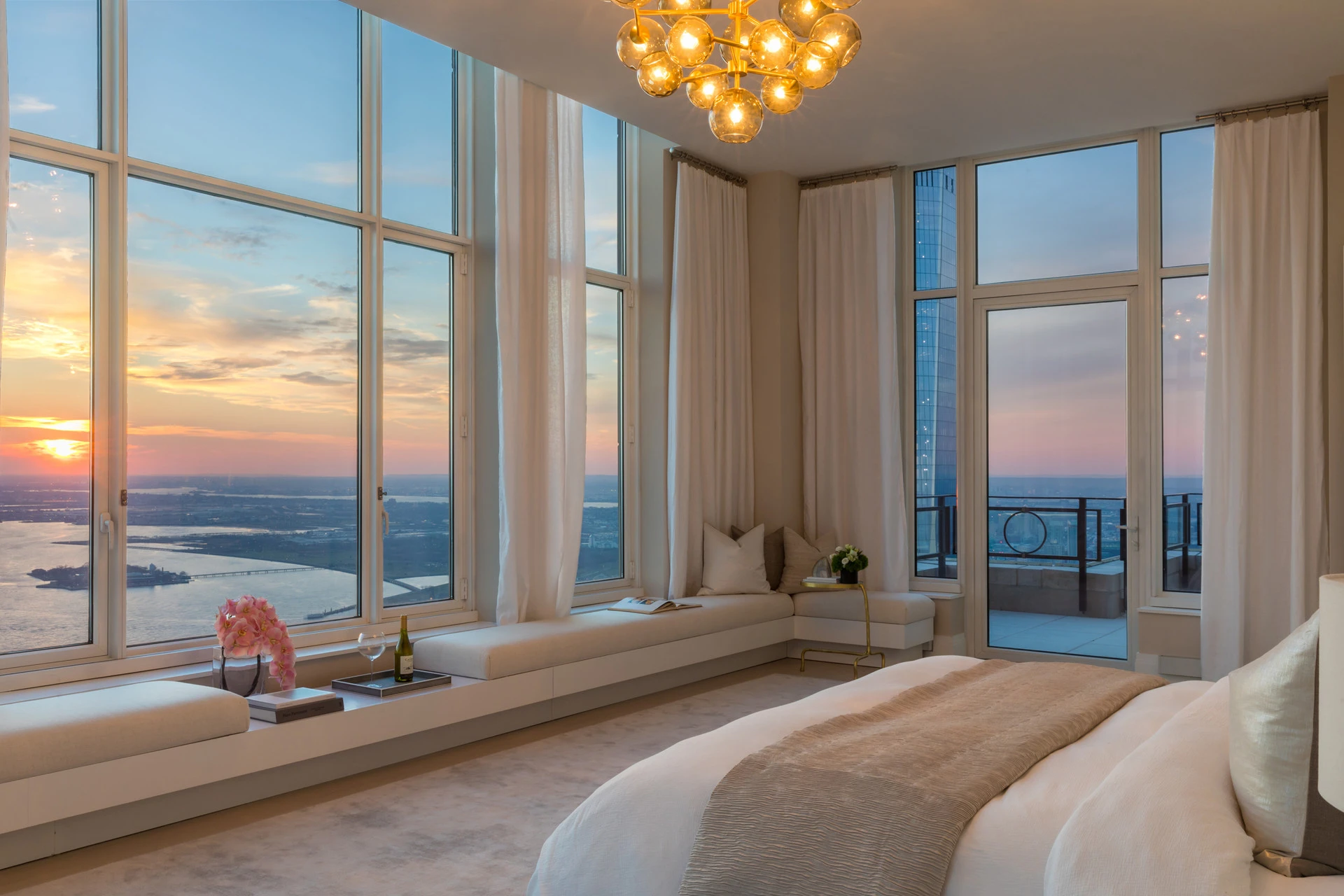 Großstadtpanorama inklusive: Die lichtdurchfluteten Räume des Four Seasons Hotel New York eröffnen weite Ausblicke über Manhattan. (© Four Seasons Hotels & Resorts)