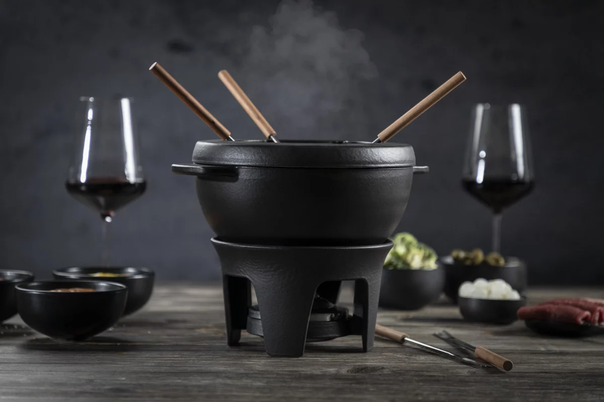 GLACIER Fleisch-und Käsefondue Set mit Rechaud, Caquelon, Gabeln und Holzuntersetzer (UVP: 169,00 Euro). Verfügbar ab Dezember 2025