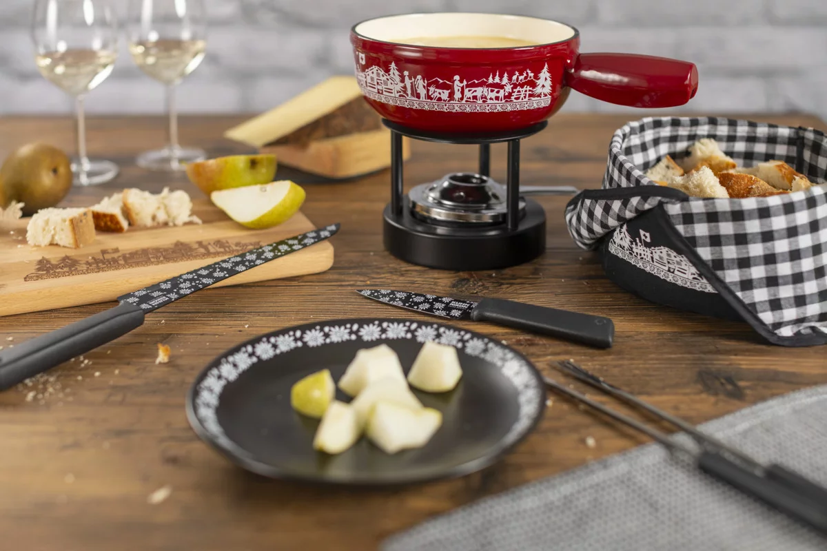 ALPWEIDE Brotsack (UVP: 24,90 Euro), Holz-Schneidebrett (UVP: 19,90 Euro), Messer (UVP: 12,90 Euro), Teller (UVP: 12,90 Euro), Mini-Caquelon (UVP: 69,00 Euro)