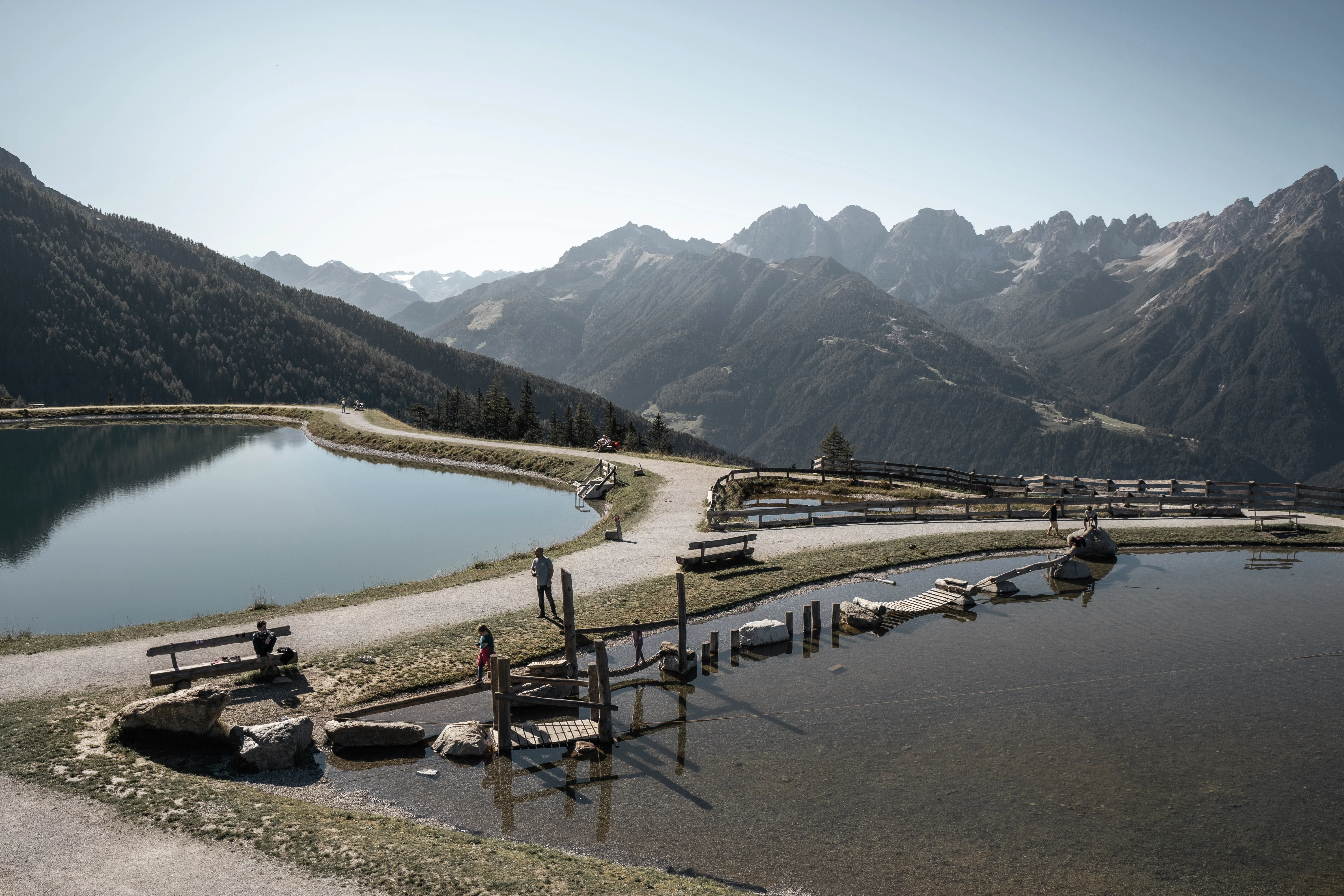 Serlessee mit Blick auf die umliegende Bergwelt