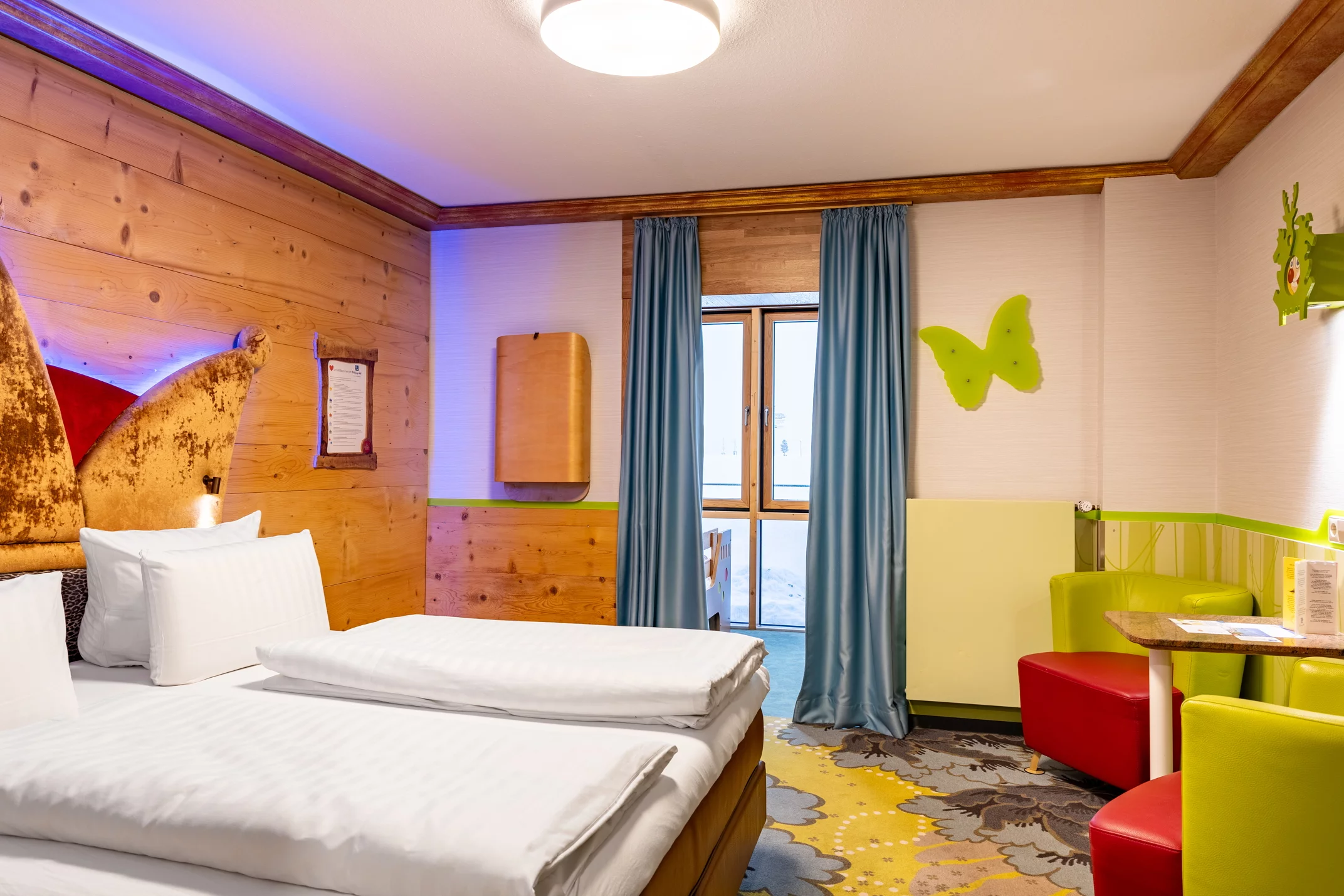 Gemütlich und farbenfroh eingerichtete Zimmer. 