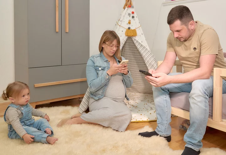 Foto Familienszene_Handy_Eltern_Kind_Ravensburger.webp