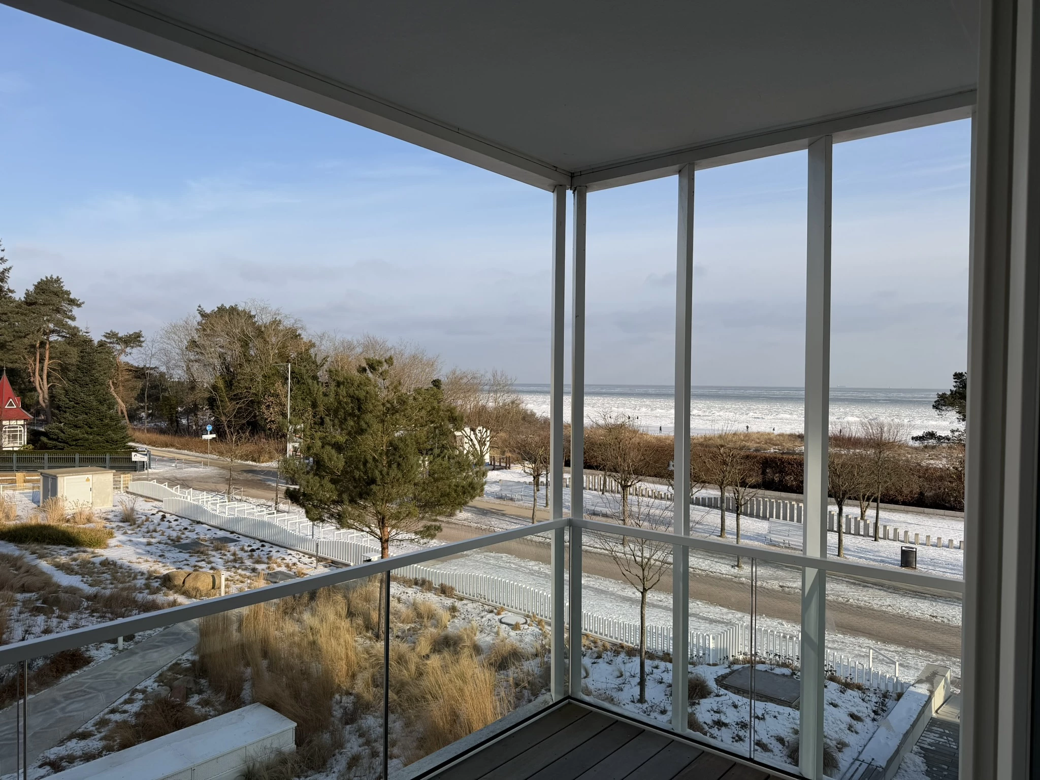 Bodentiefe Fester mit Blick aufs Meer