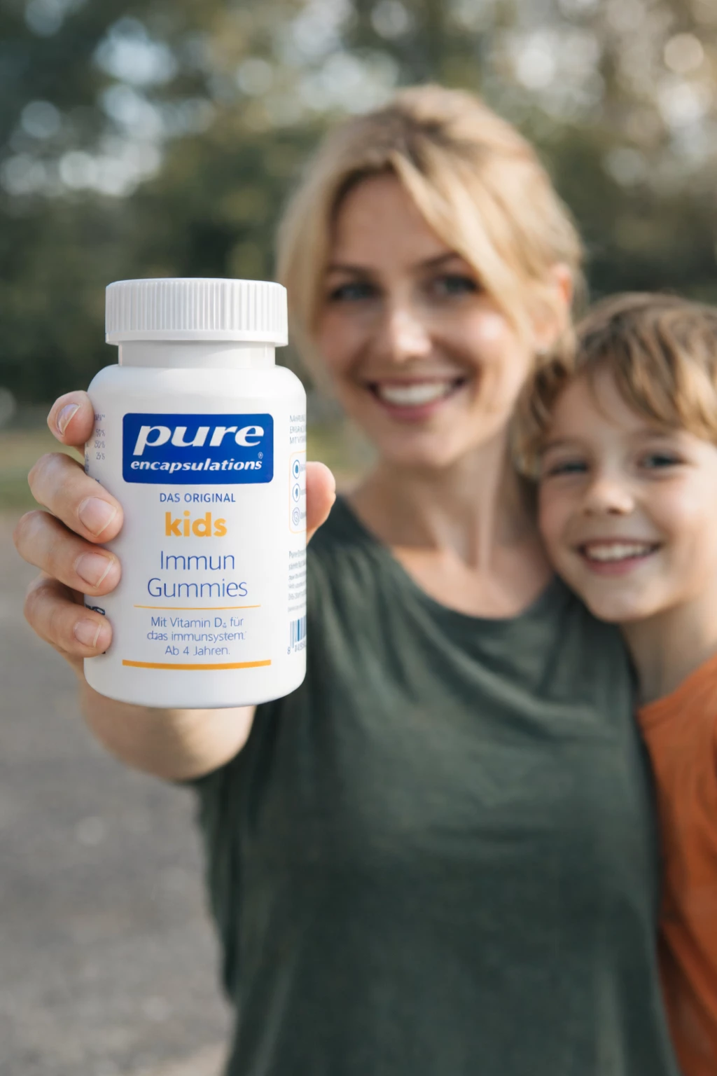 "...hier und da und überall" machen sie Kinder immun-fit. KI-Hintergrund mit original Produkt von ©Pure Encapsulations®