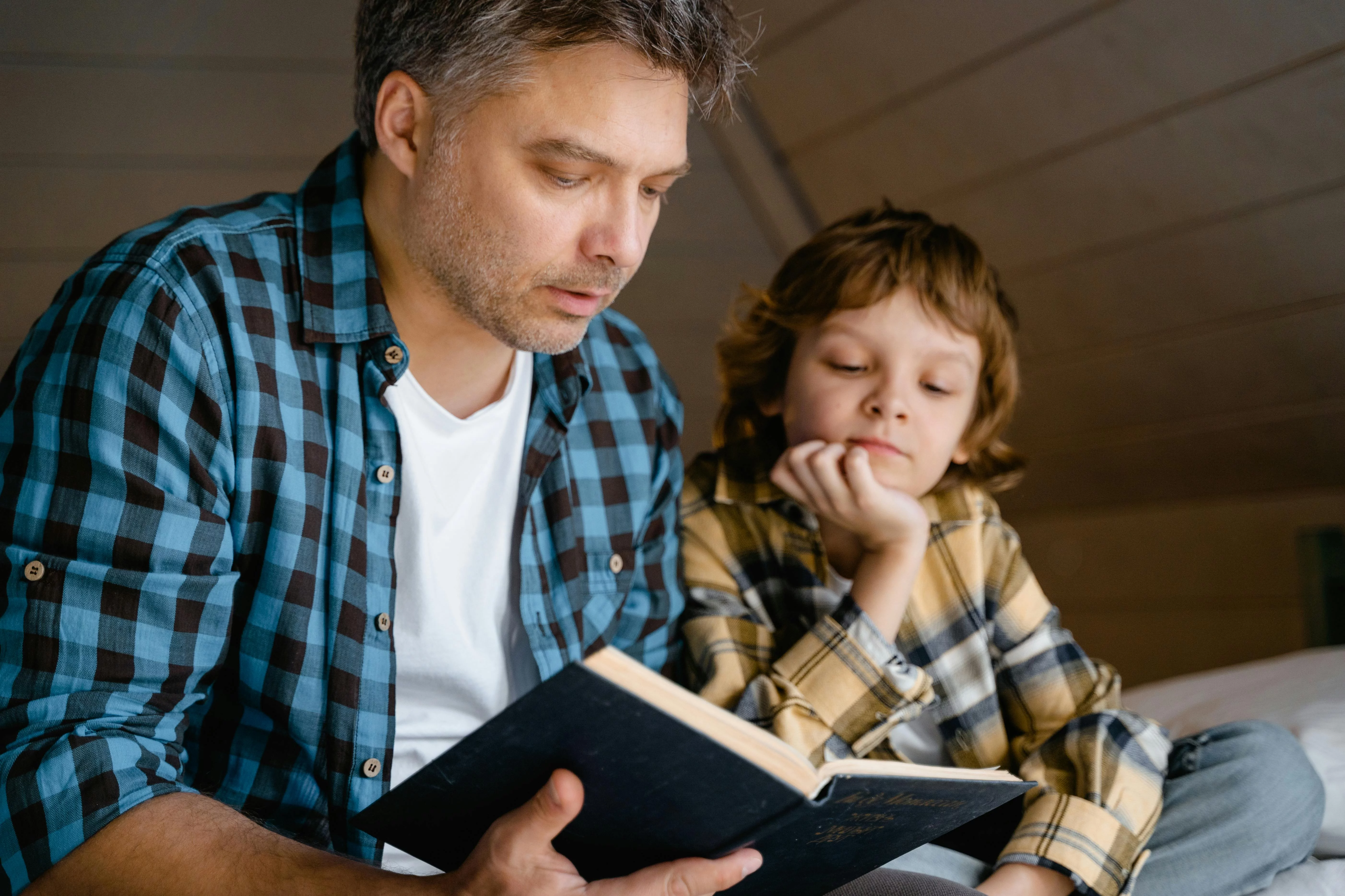 Zusammen lesen macht Spaß und fördert die Bindung.